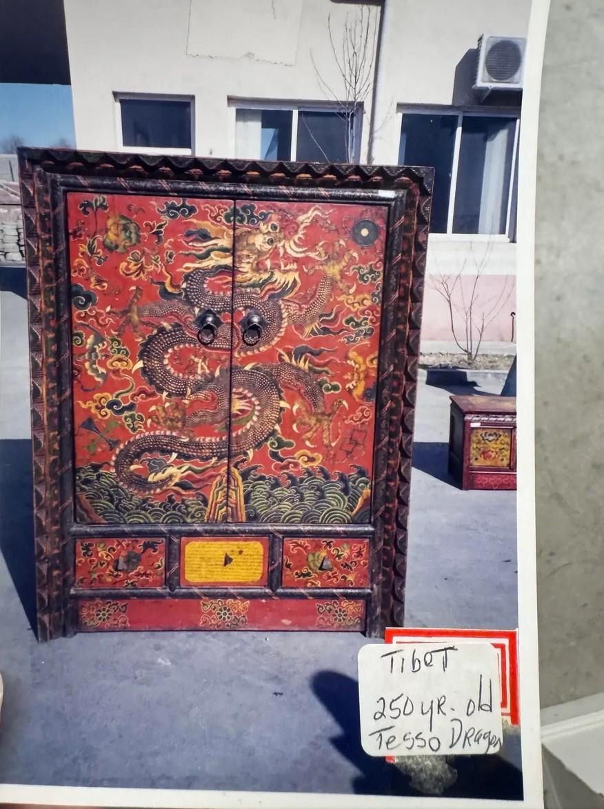 Ancienne armoire tibétaine avec motif de dragon peinte à la main Coffre d'autel du 19e siècle en vente 2