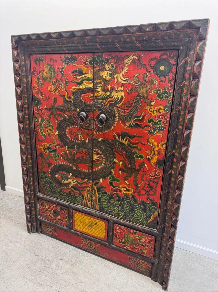 Ancienne armoire tibétaine avec motif de dragon peinte à la main Coffre d'autel du 19e siècle en vente 4