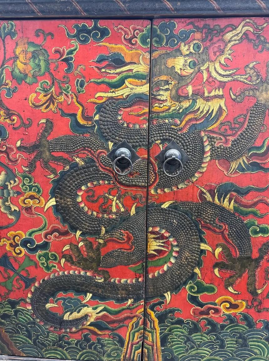 Tibétain Ancienne armoire tibétaine avec motif de dragon peinte à la main Coffre d'autel du 19e siècle en vente