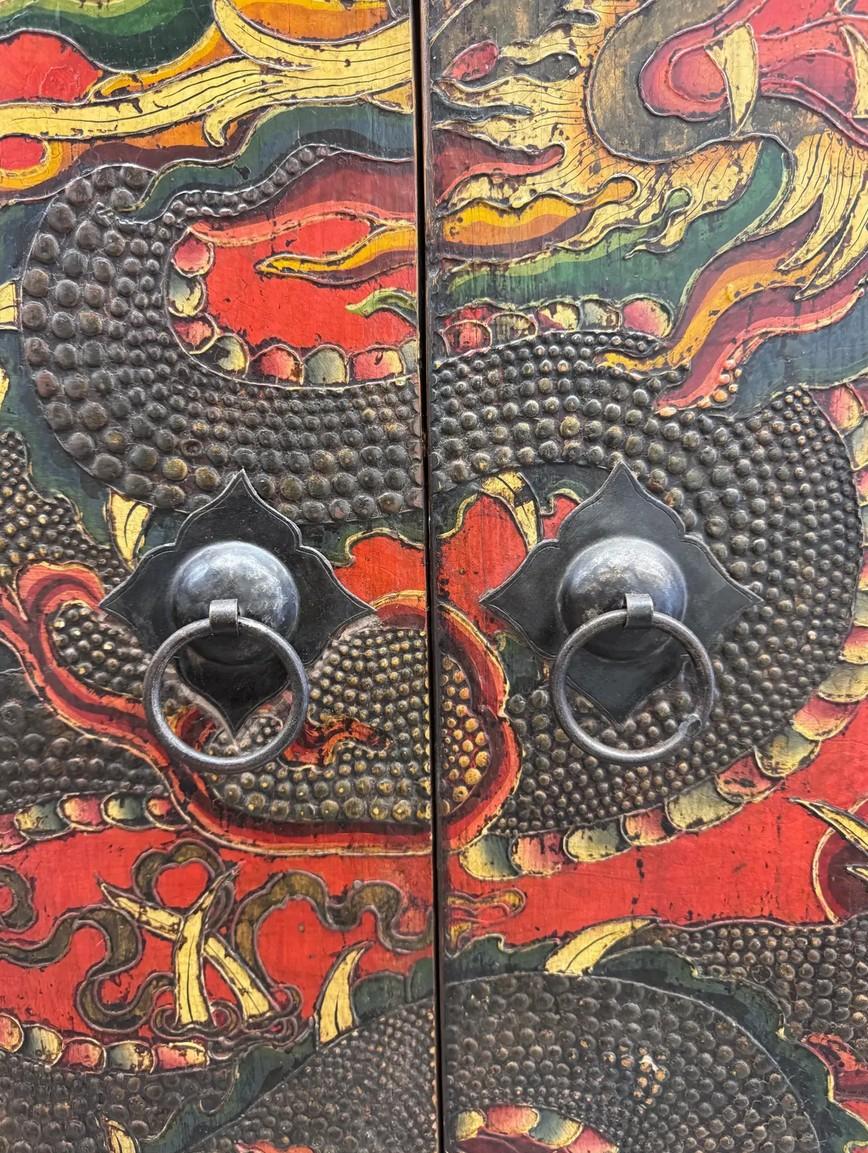 Tibétain Ancienne armoire tibétaine avec motif de dragon peinte à la main Coffre d'autel du 19e siècle en vente