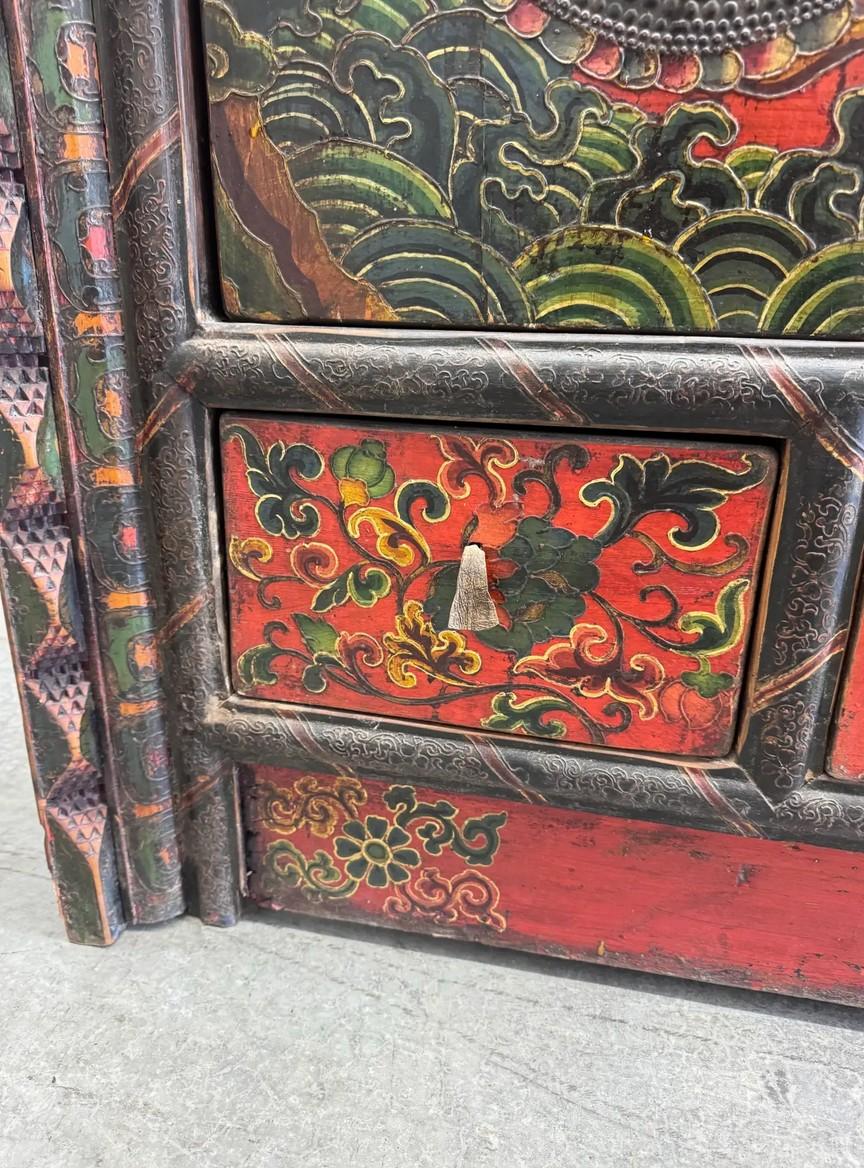 Sculpté à la main Ancienne armoire tibétaine avec motif de dragon peinte à la main Coffre d'autel du 19e siècle en vente