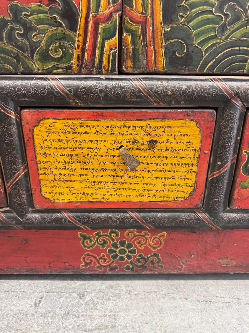 Ancienne armoire tibétaine avec motif de dragon peinte à la main Coffre d'autel du 19e siècle Bon état - En vente à Cookeville, TN