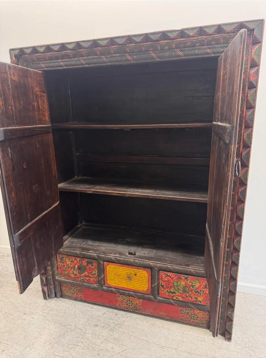 XIXe siècle Ancienne armoire tibétaine avec motif de dragon peinte à la main Coffre d'autel du 19e siècle en vente