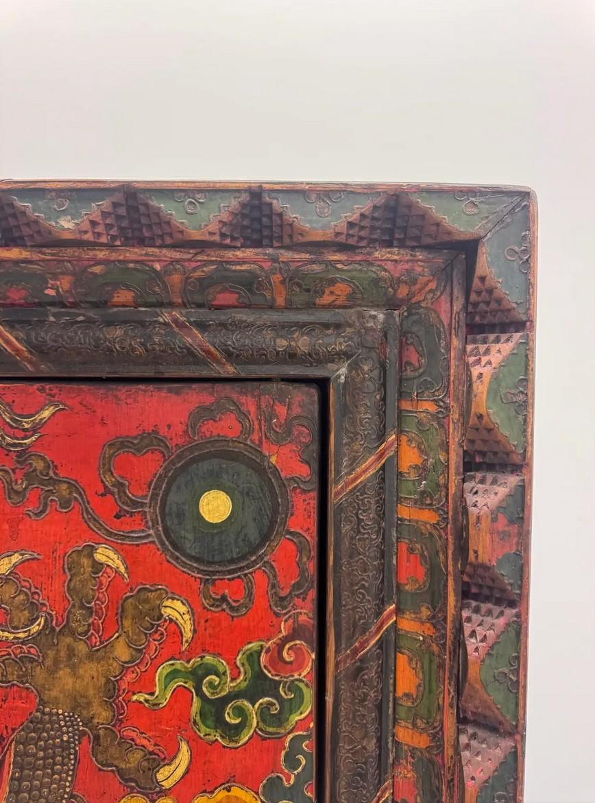 Ancienne armoire tibétaine avec motif de dragon peinte à la main Coffre d'autel du 19e siècle en vente 1