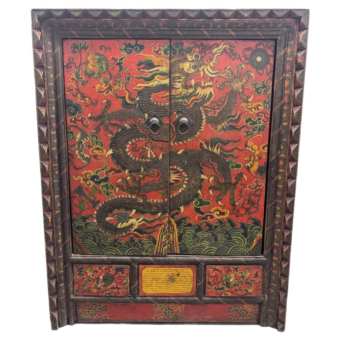 Ancienne armoire tibétaine avec motif de dragon peinte à la main Coffre d
autel du 19e siècle en vente