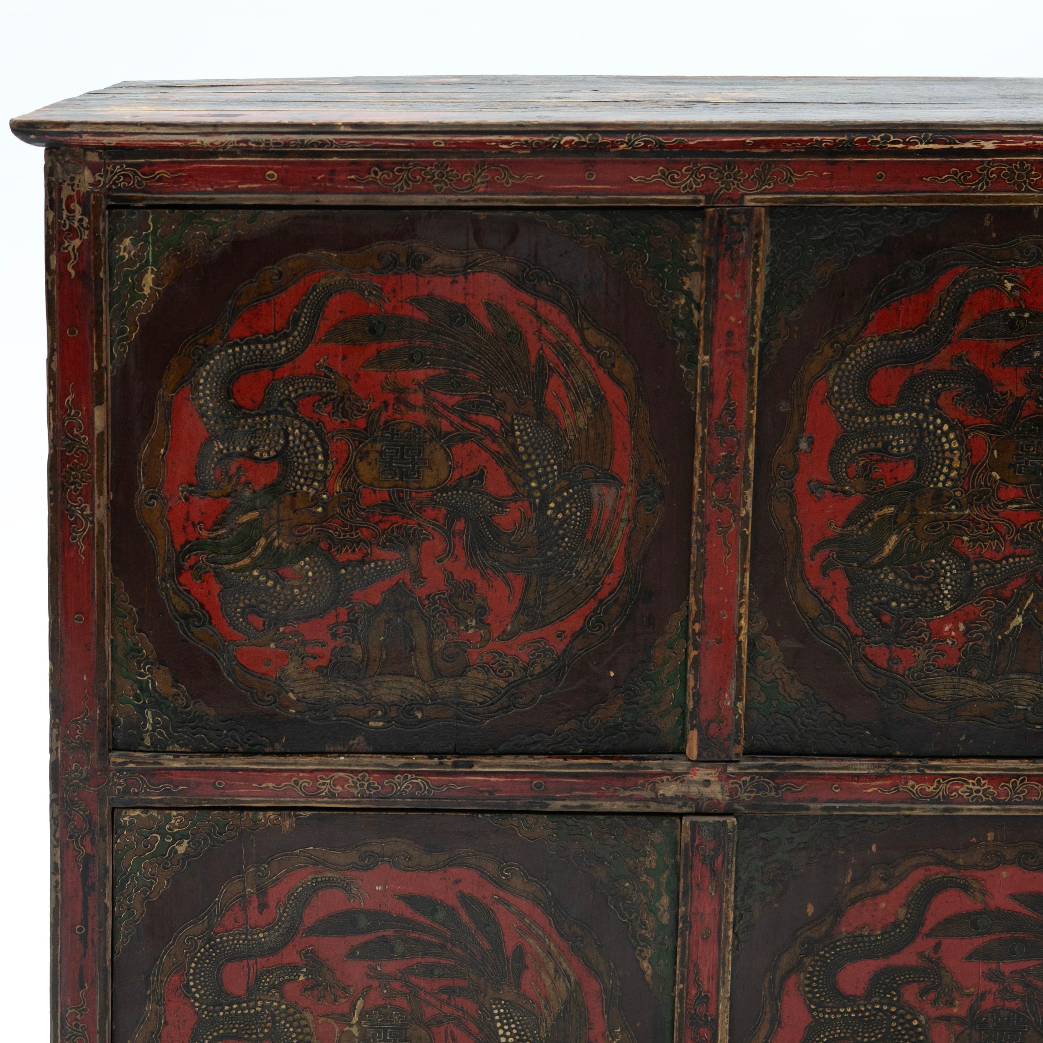 Antique Tibetan Cabinet with Original Dragon Motif Decoration In Good Condition For Sale In Kastrup, DK