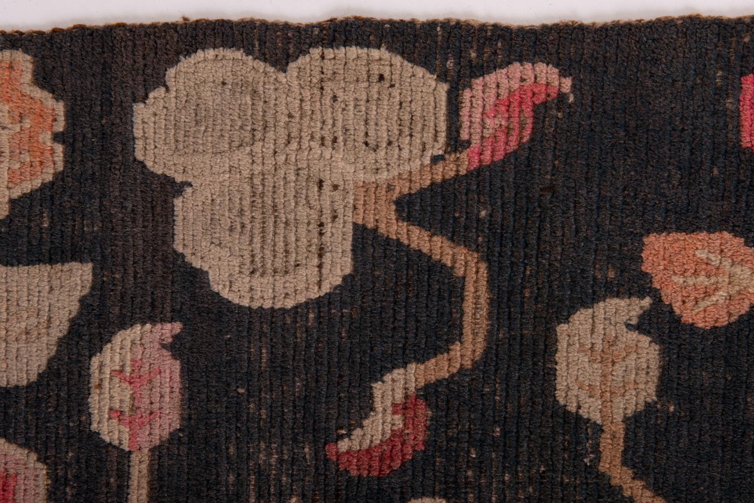 Tapis tibétain ancien avec fleurs de collection privée en vente 3