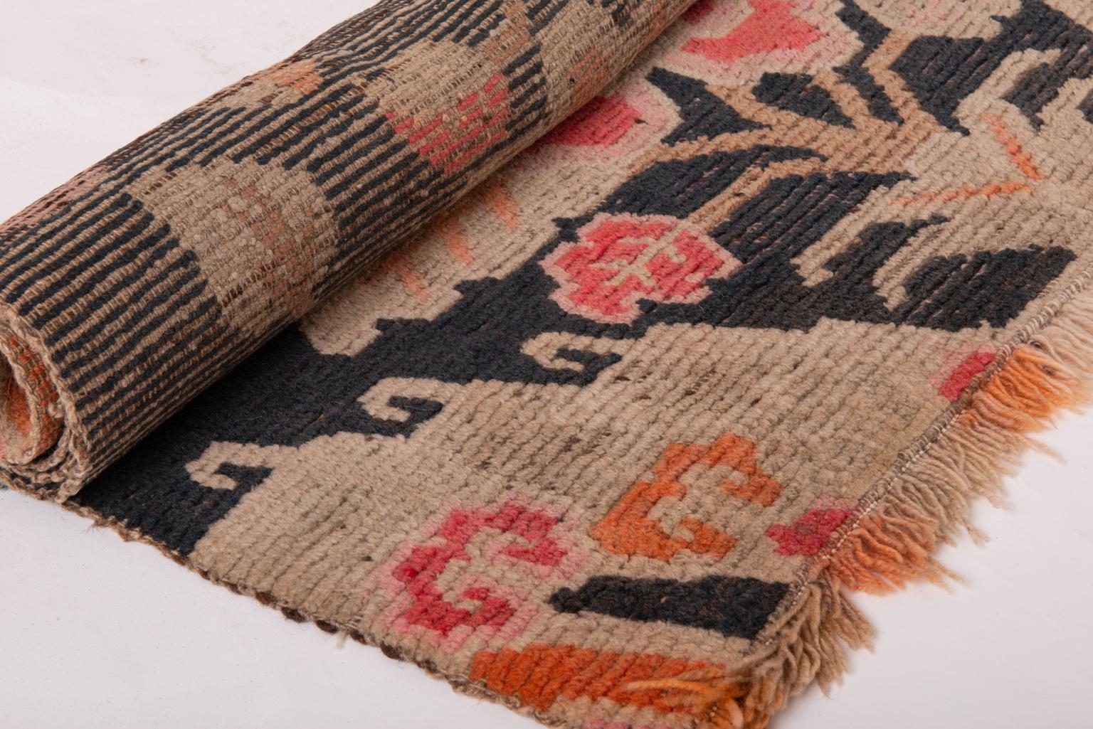 Tapis tibétain ancien avec fleurs de collection privée en vente 4