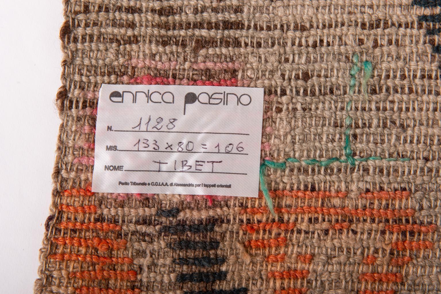 Tapis tibétain rare et ancien avec des fleurs roses. Provenant d'une collection personnelle italienne : première fois sur le marché.
(Voir les autres). Pas de restauration : usé par l'usage.  Greffage de points de laine à la demande du client.
N°