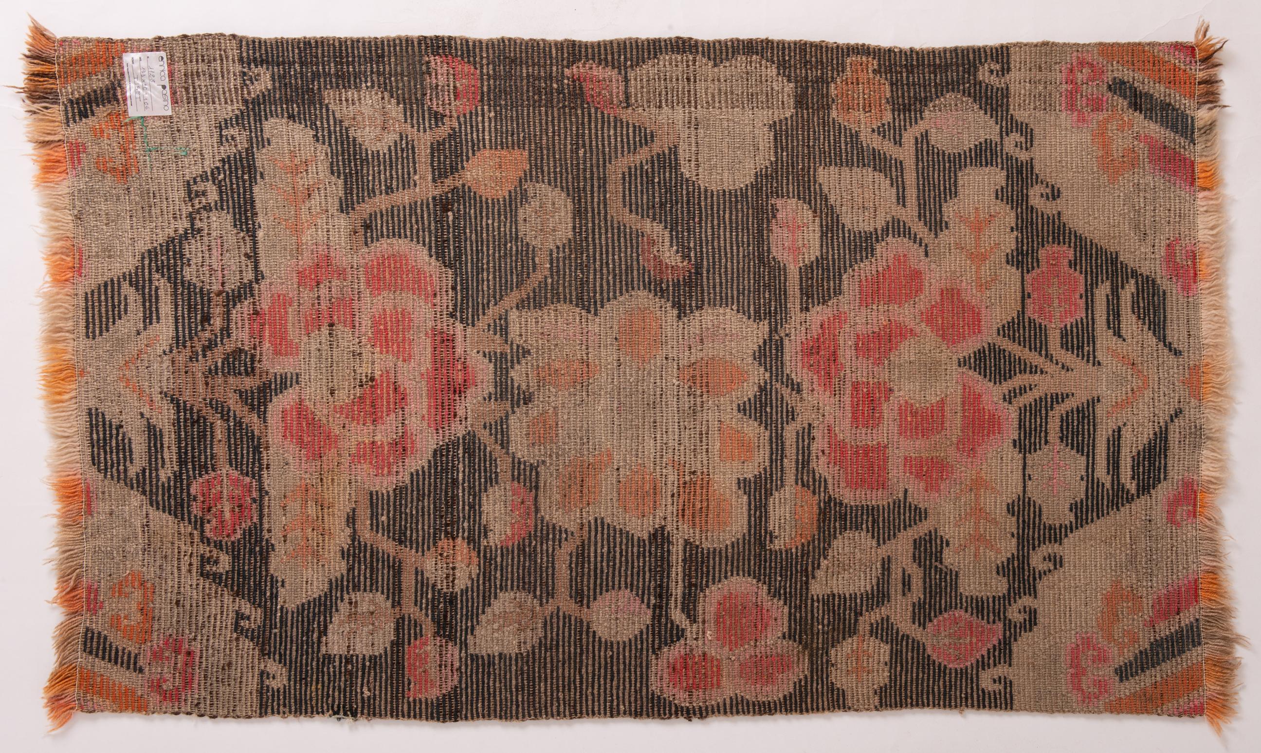 Tibétain Tapis tibétain ancien avec fleurs de collection privée en vente