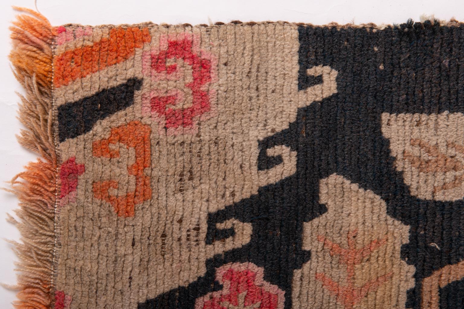 Tibétain Tapis tibétain ancien avec fleurs de collection privée en vente