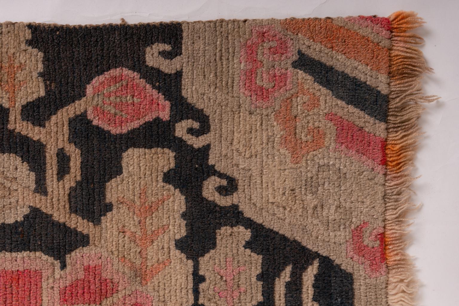 Antique Tibetan Carpet with Flowers In Good Condition For Sale In Alessandria, Piemonte