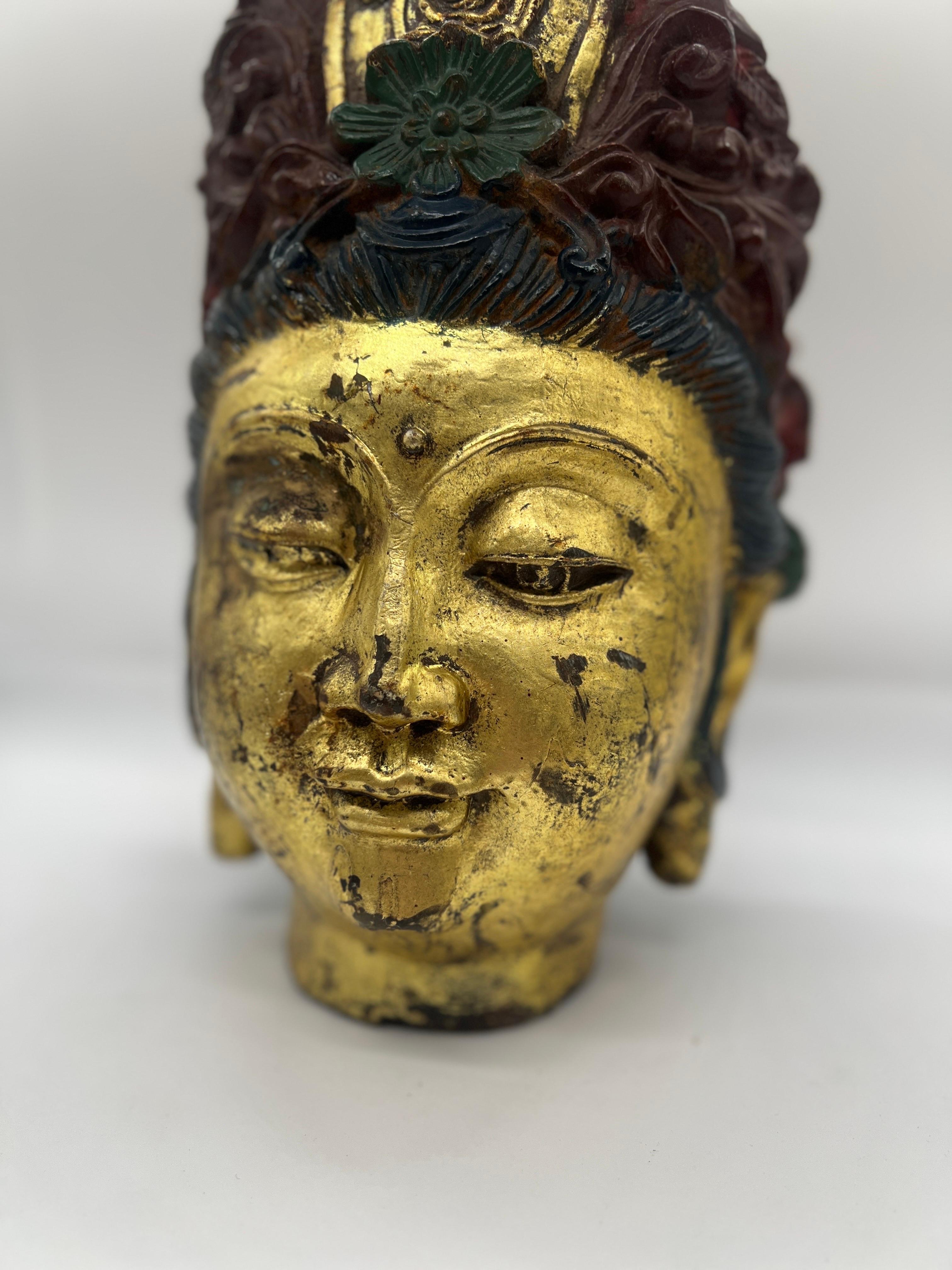 XIXe siècle Tête de Bouddha tibétaine ancienne en fonte à décor polychrome en vente