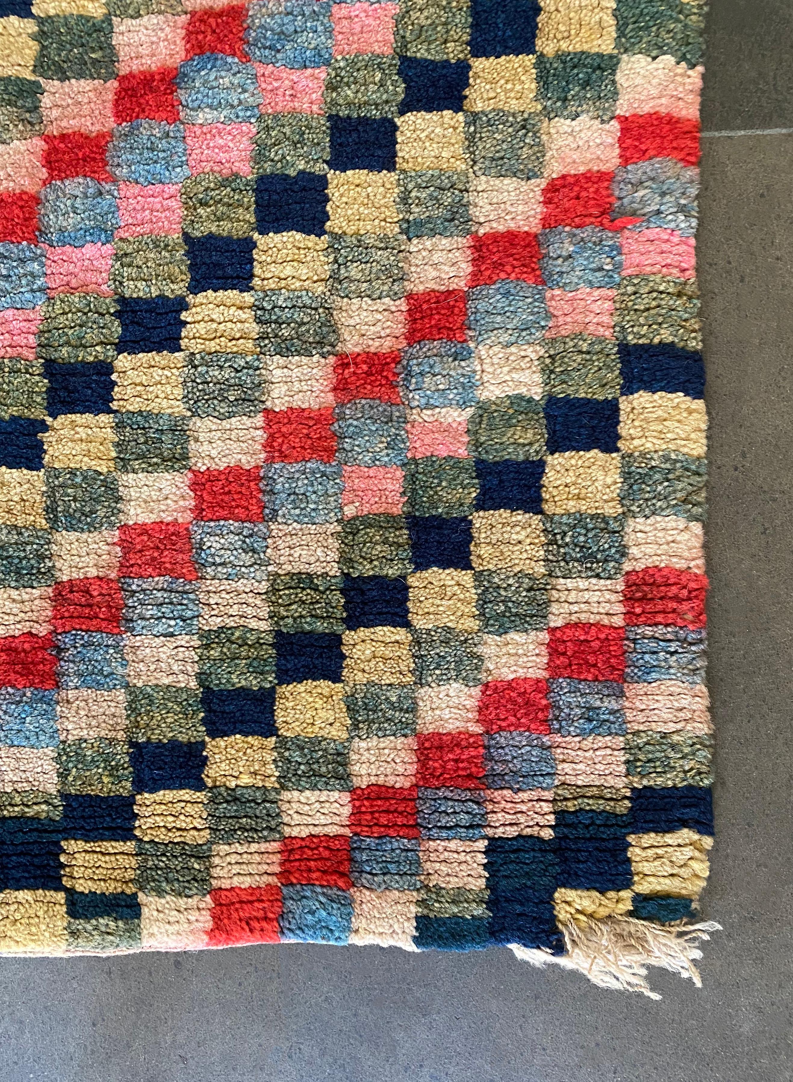 Autre Tapis tibétain ancien en damier, laine teintée naturellement, début du XXe siècle en vente