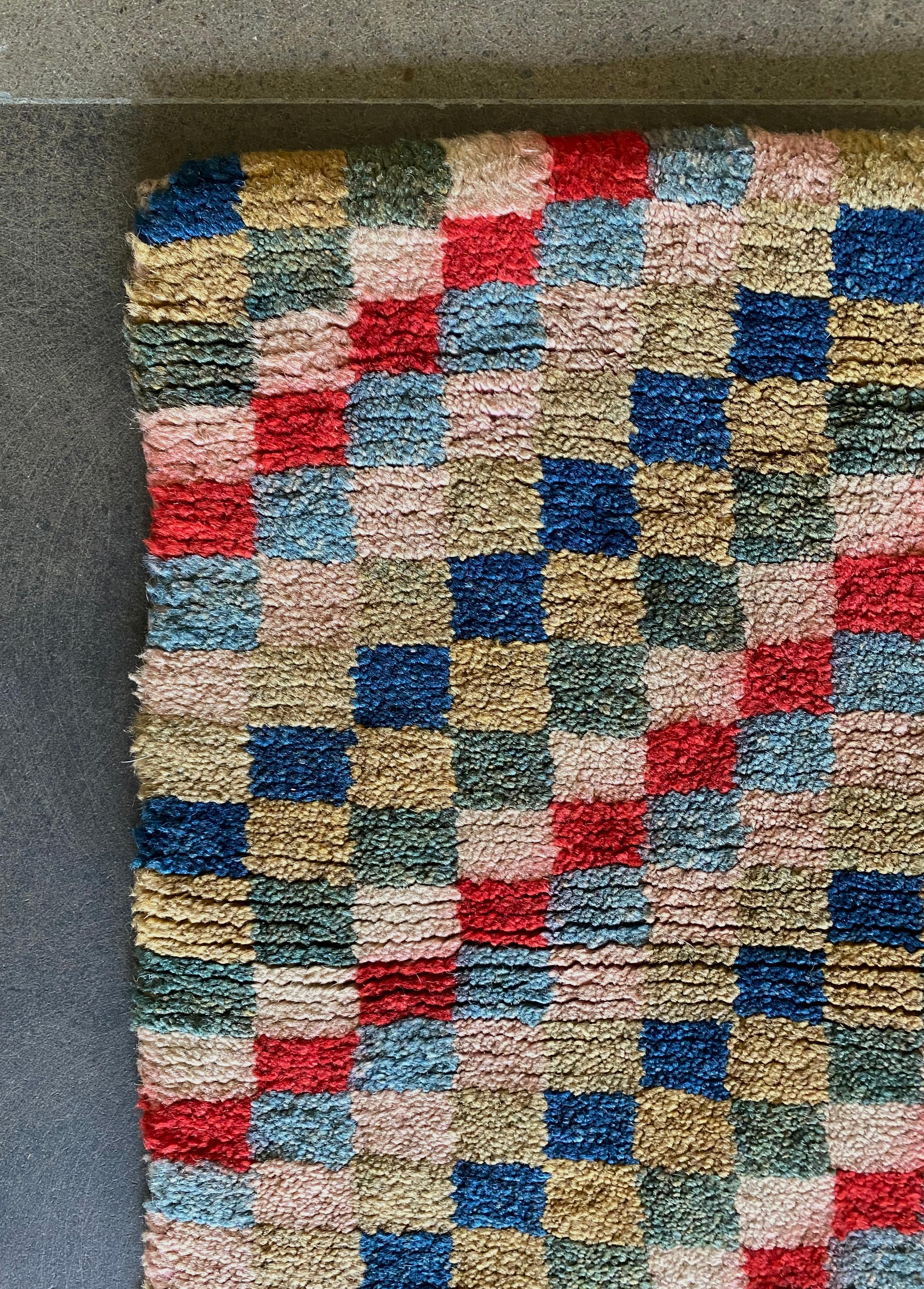 Noué à la main Tapis tibétain ancien en damier, laine teintée naturellement, début du XXe siècle en vente
