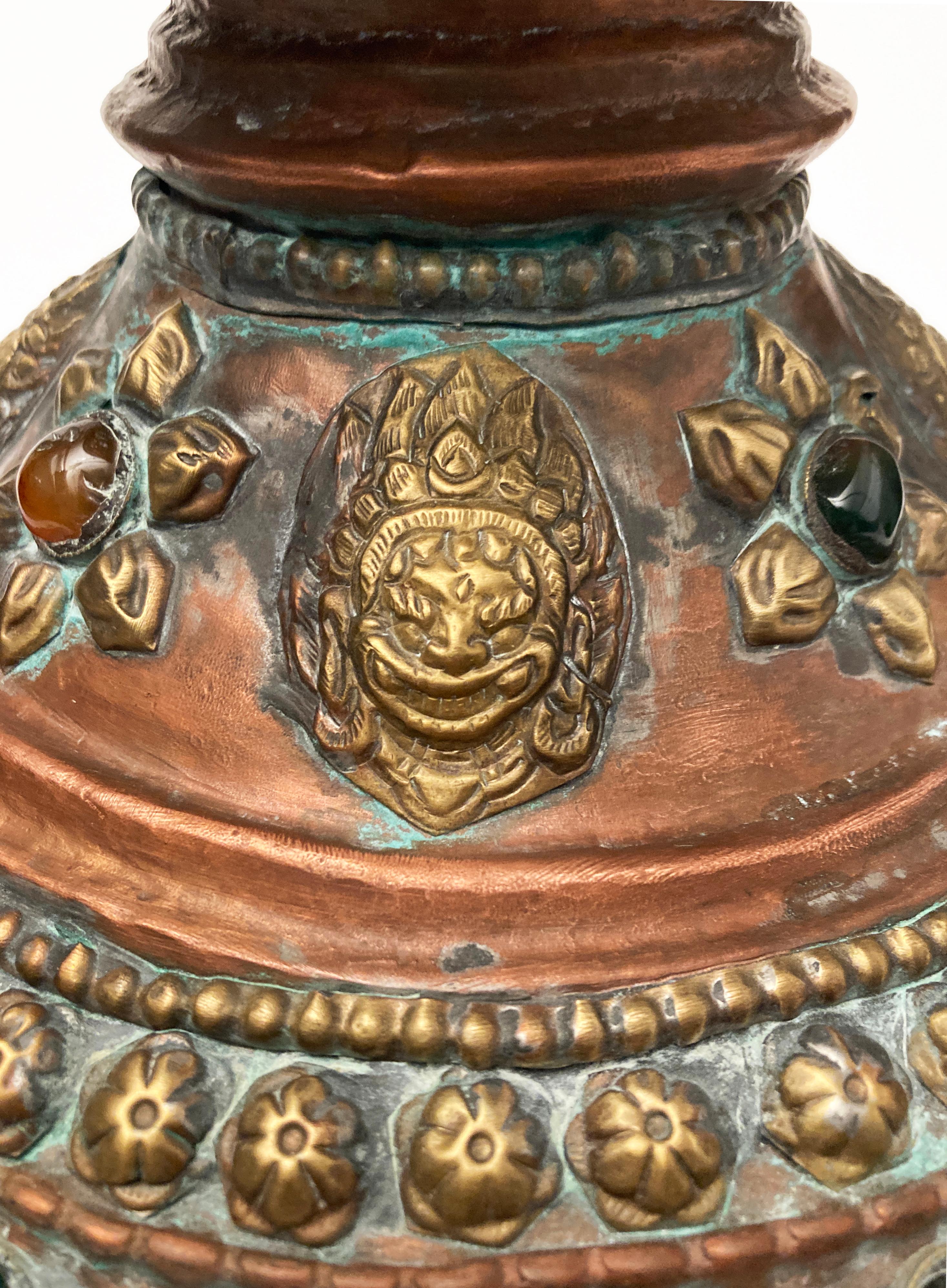 Antikes tibetisches Wassergefäß aus Kupfer, Messing und Bronze mit Edelsteinintarsien im Angebot 3