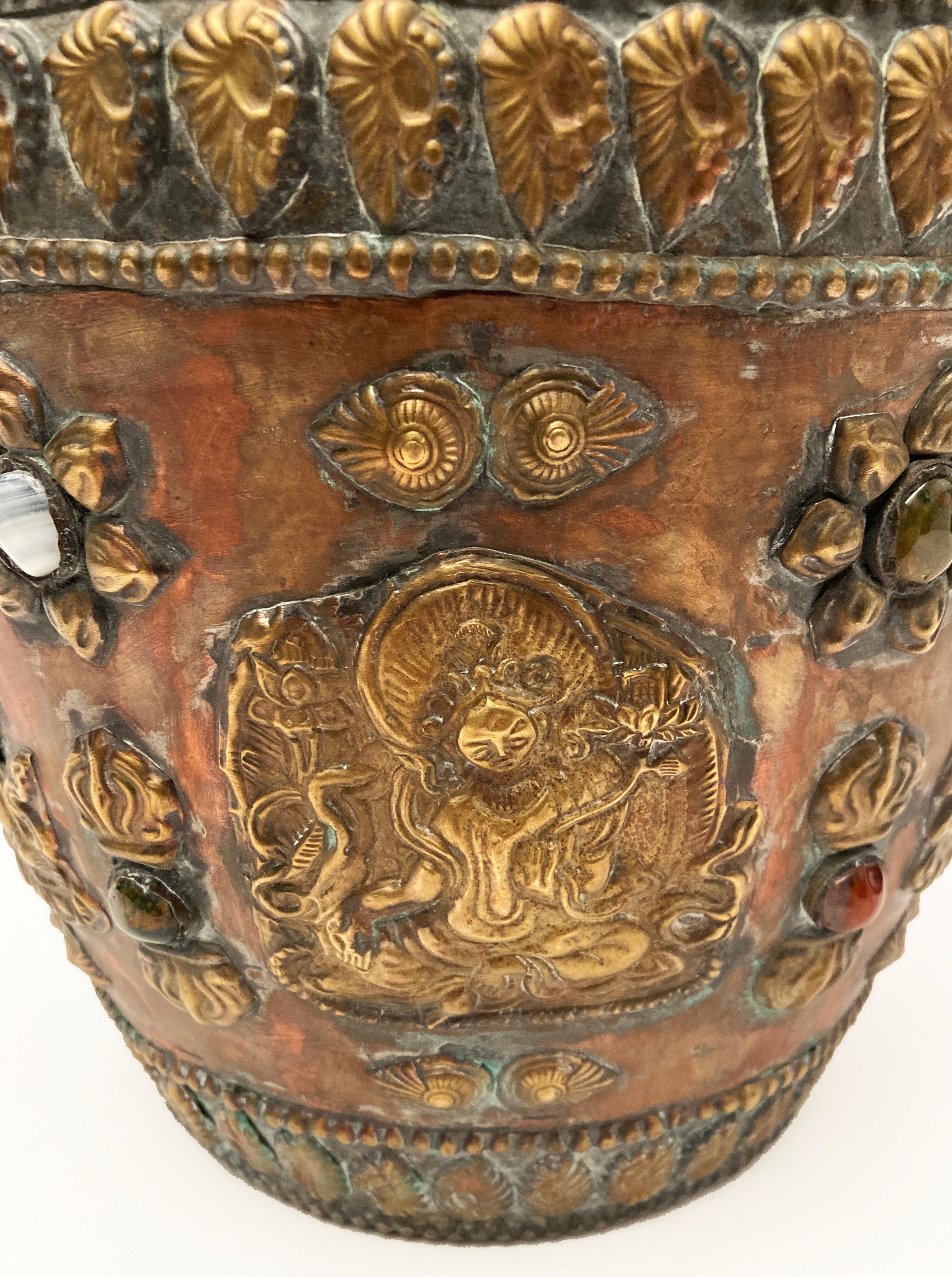 Vase tibétain ancien en cuivre, bronze et bronze, incrusté de pierres précieuses en vente 3