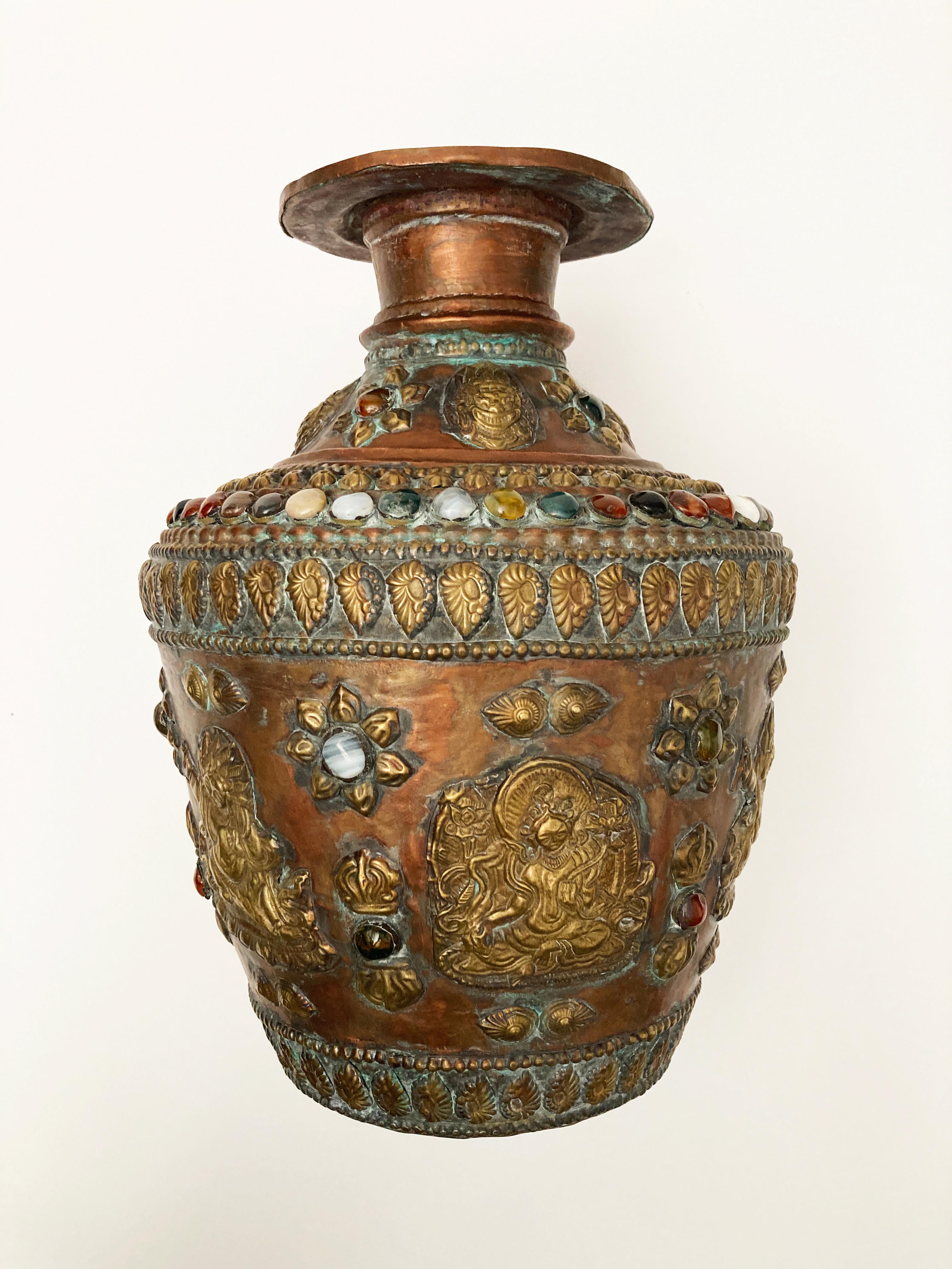 Vase tibétain ancien en cuivre, bronze et bronze, incrusté de pierres précieuses en vente 5
