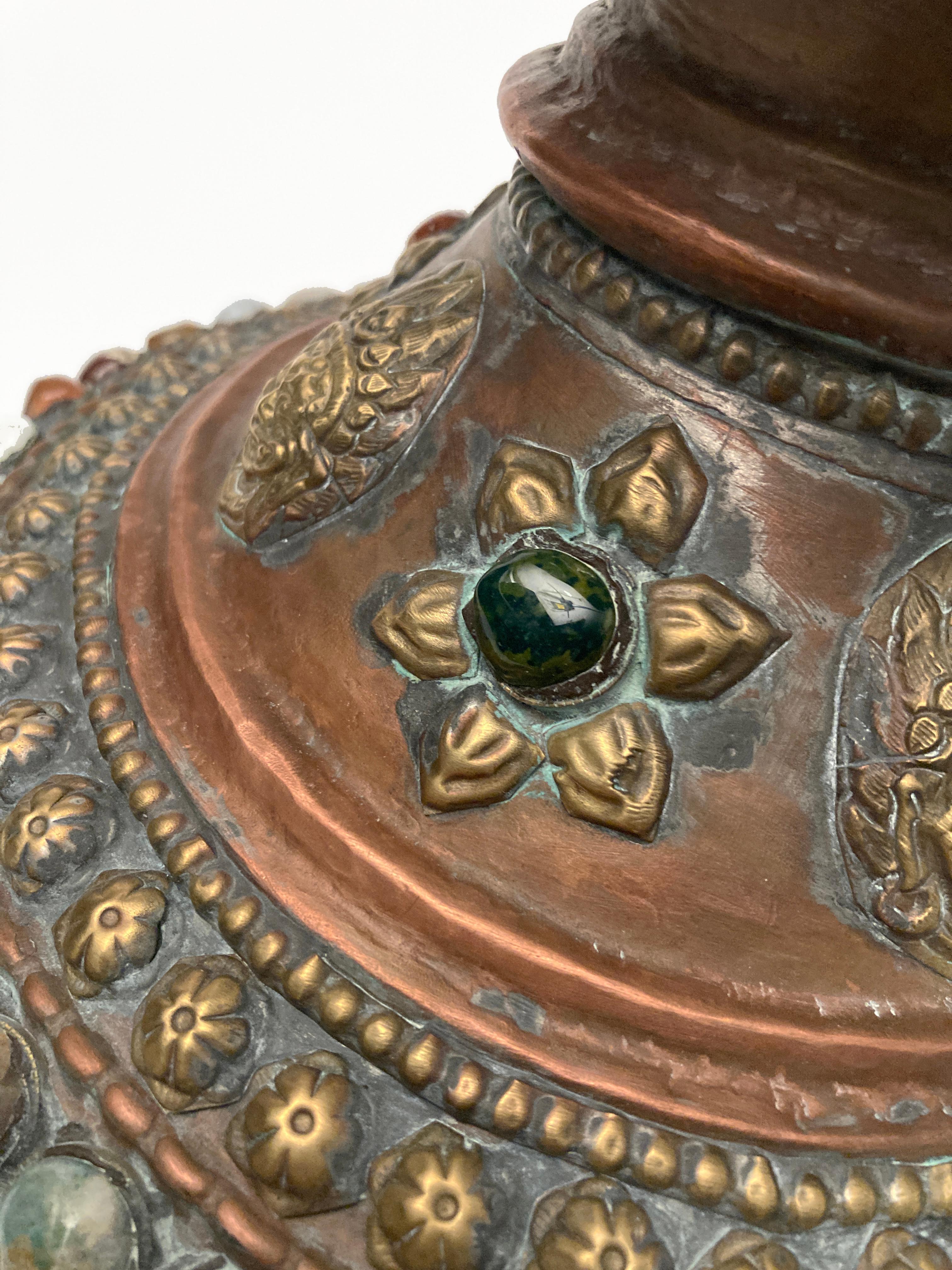 Antikes tibetisches Wassergefäß aus Kupfer, Messing und Bronze mit Edelsteinintarsien im Angebot 9