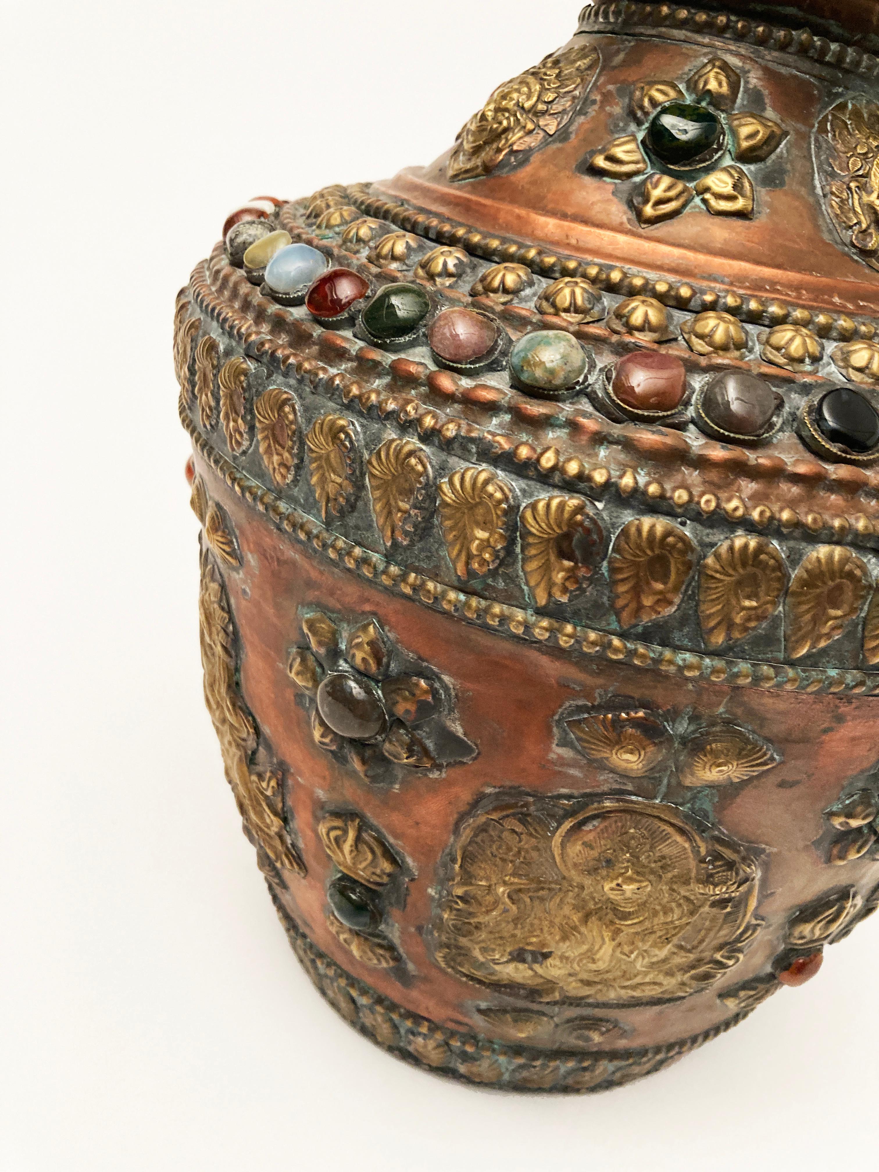 Antikes tibetisches Wassergefäß aus Kupfer, Messing und Bronze mit Edelsteinintarsien im Angebot 11