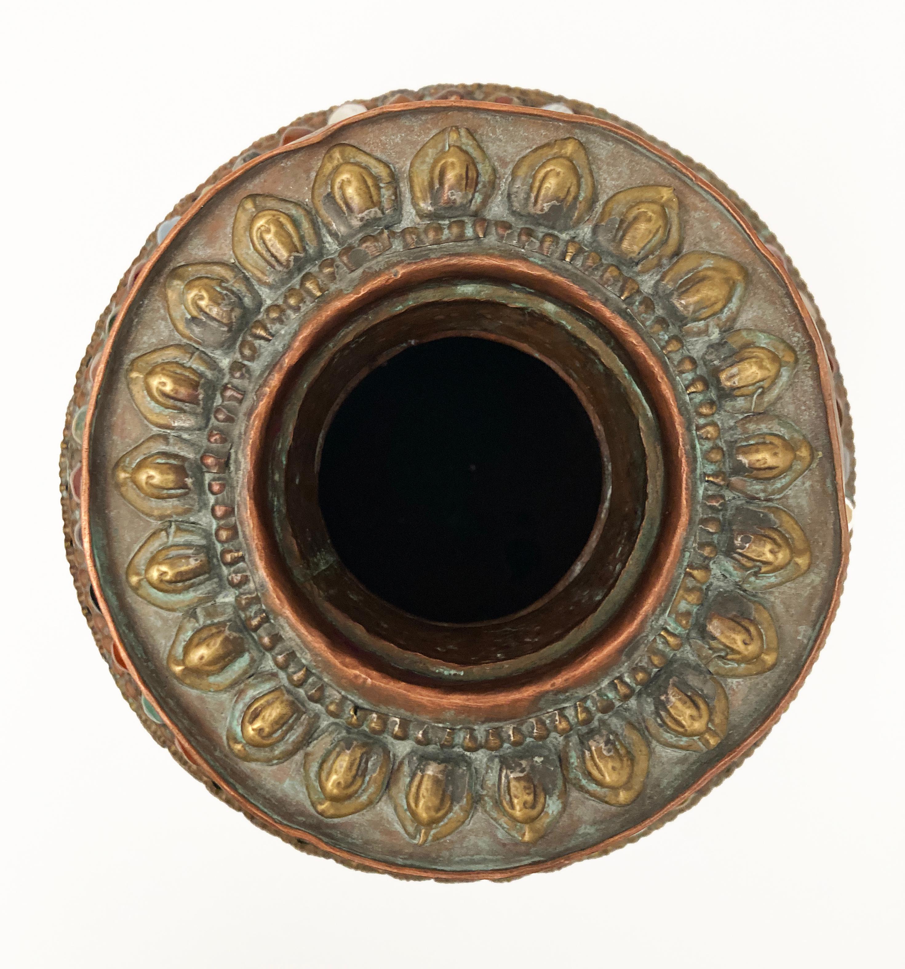 Antikes tibetisches Wassergefäß aus Kupfer, Messing und Bronze mit Edelsteinintarsien im Angebot 12