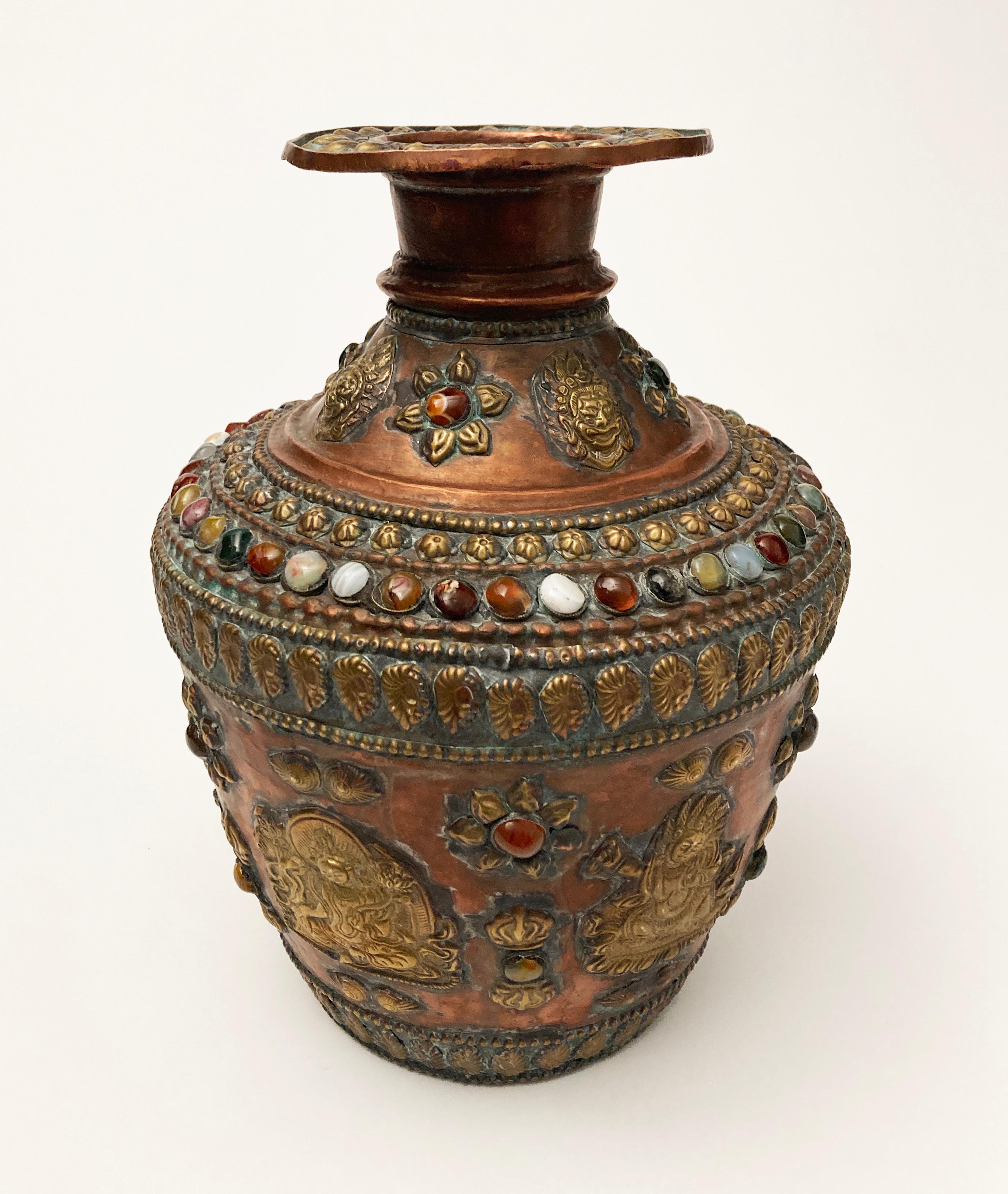 Tibétain Vase tibétain ancien en cuivre, bronze et bronze, incrusté de pierres précieuses en vente