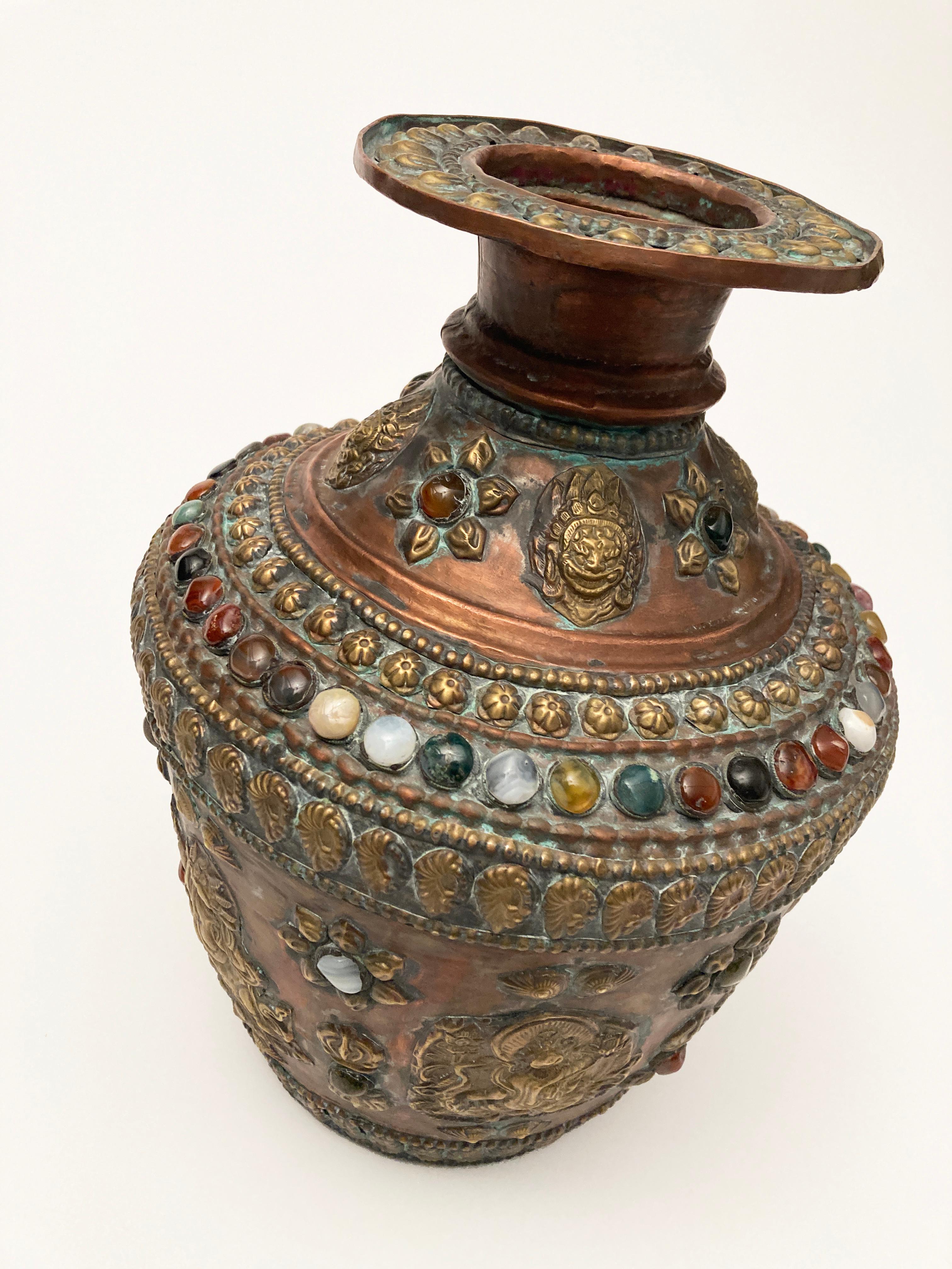 Antikes tibetisches Wassergefäß aus Kupfer, Messing und Bronze mit Edelsteinintarsien (Tibetisch) im Angebot