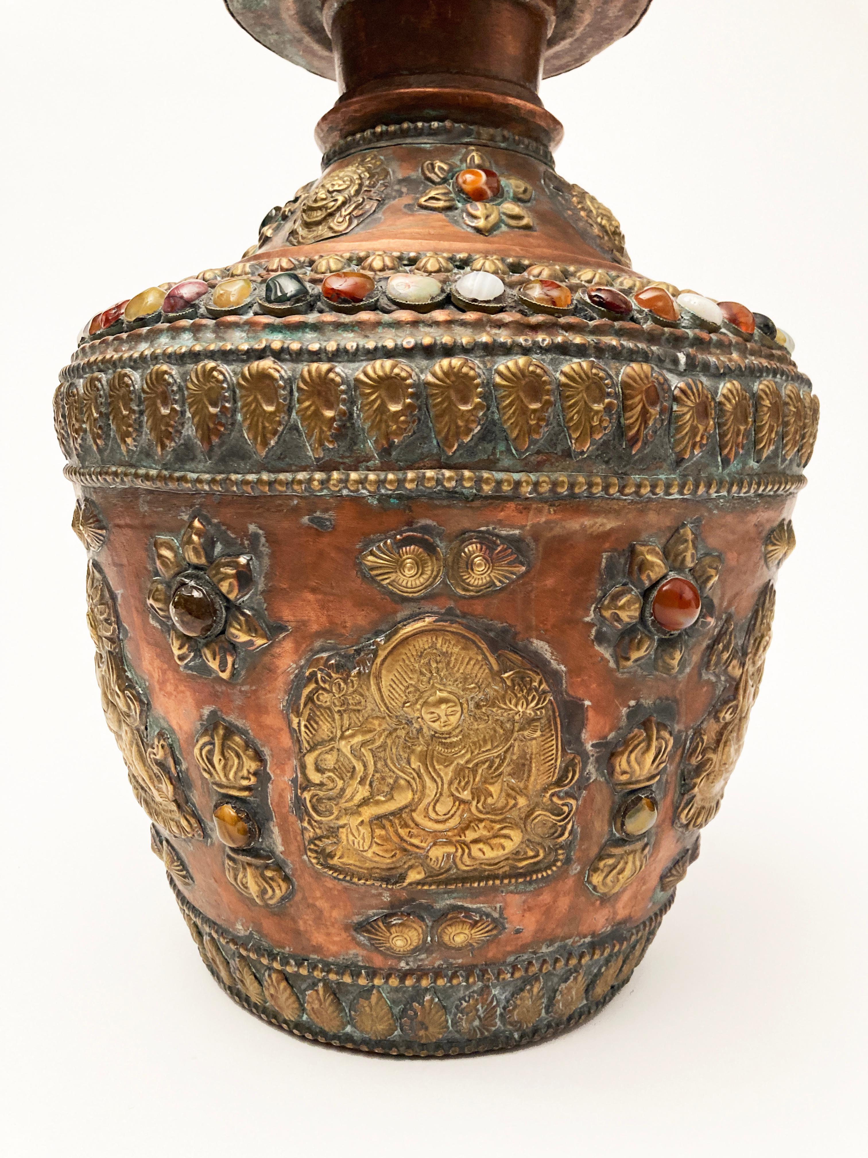 Incrusté Vase tibétain ancien en cuivre, bronze et bronze, incrusté de pierres précieuses en vente
