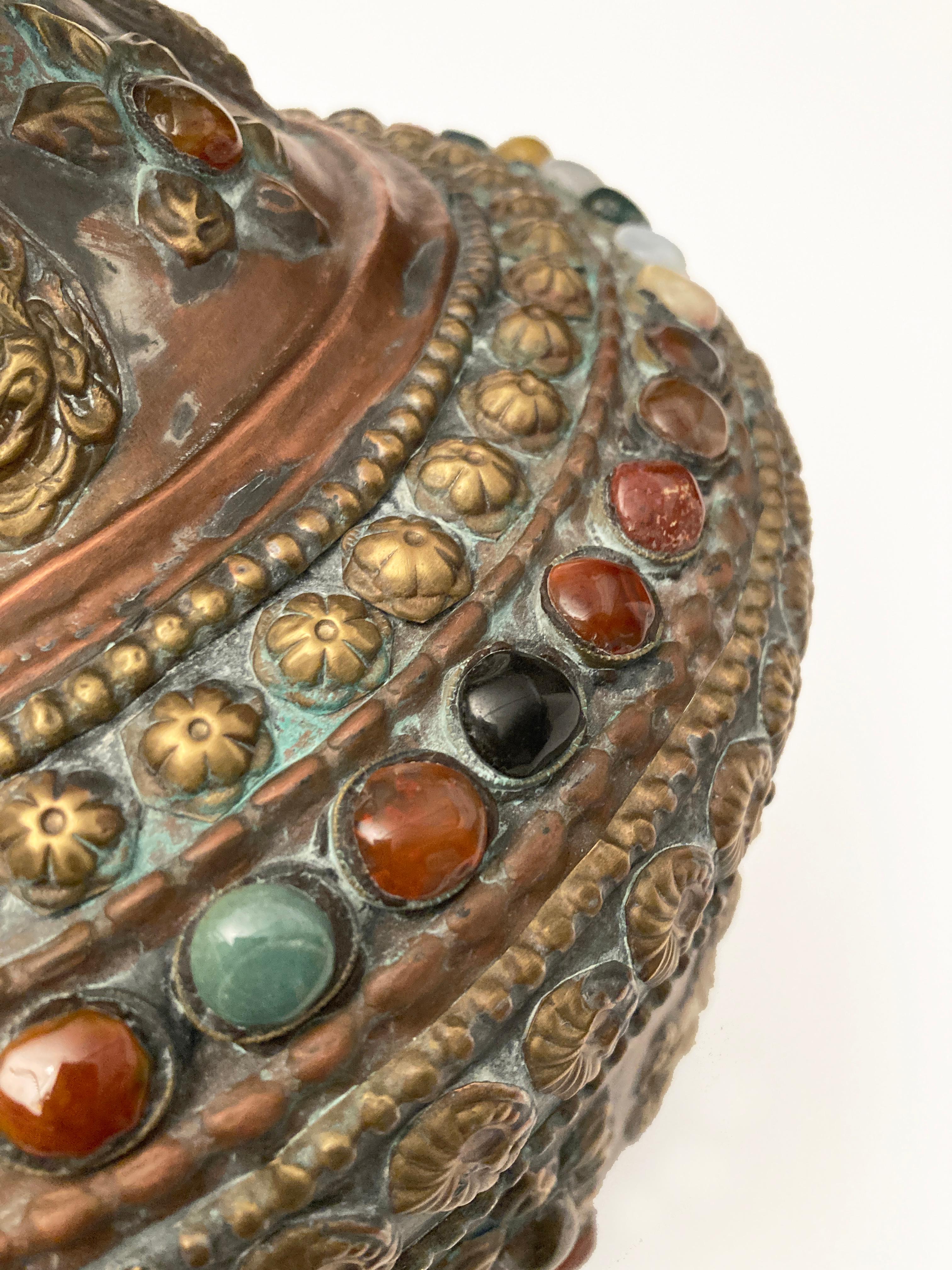 Antikes tibetisches Wassergefäß aus Kupfer, Messing und Bronze mit Edelsteinintarsien im Zustand „Gut“ im Angebot in Louisville, KY