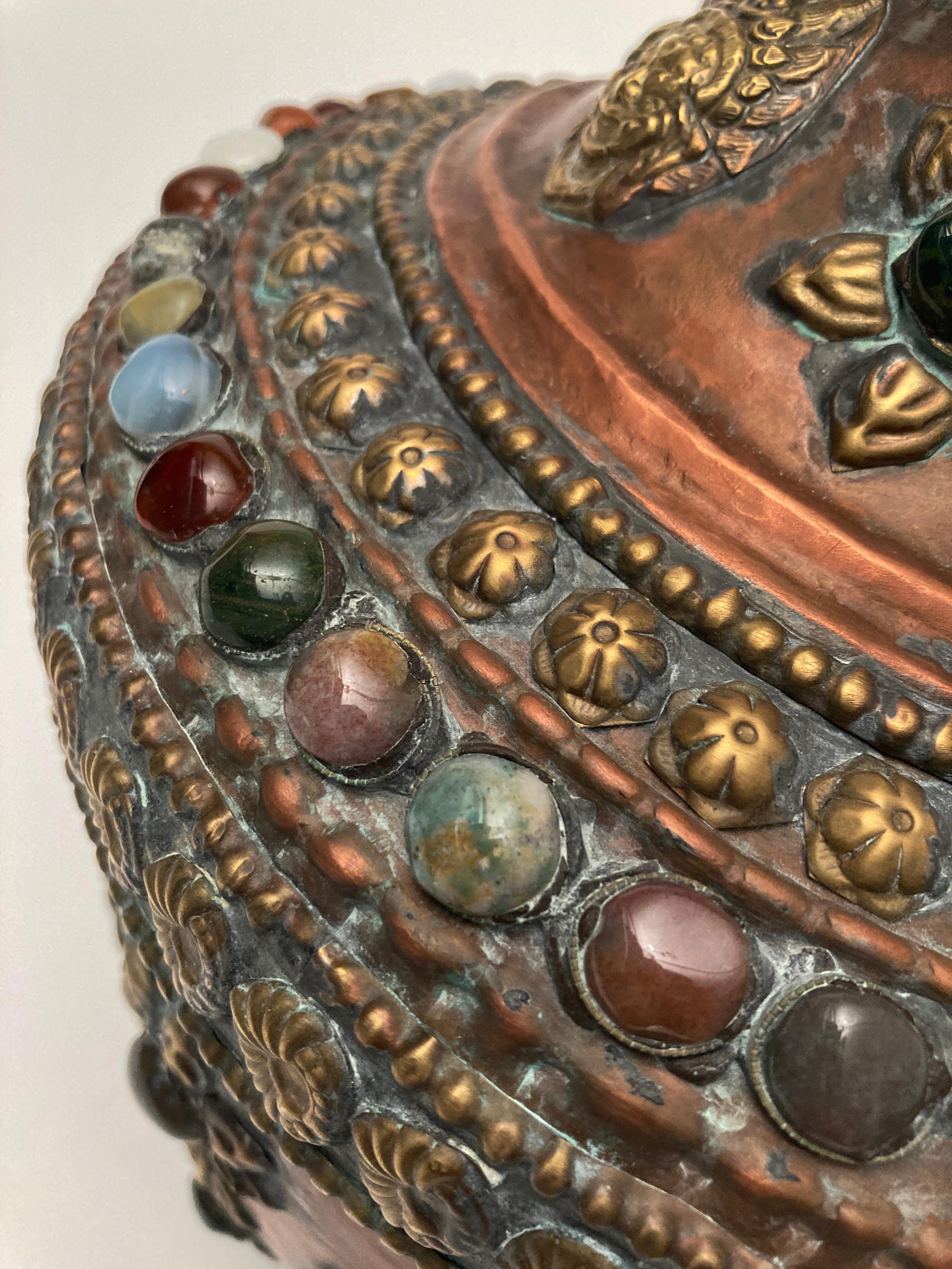 Antikes tibetisches Wassergefäß aus Kupfer, Messing und Bronze mit Edelsteinintarsien (19. Jahrhundert) im Angebot