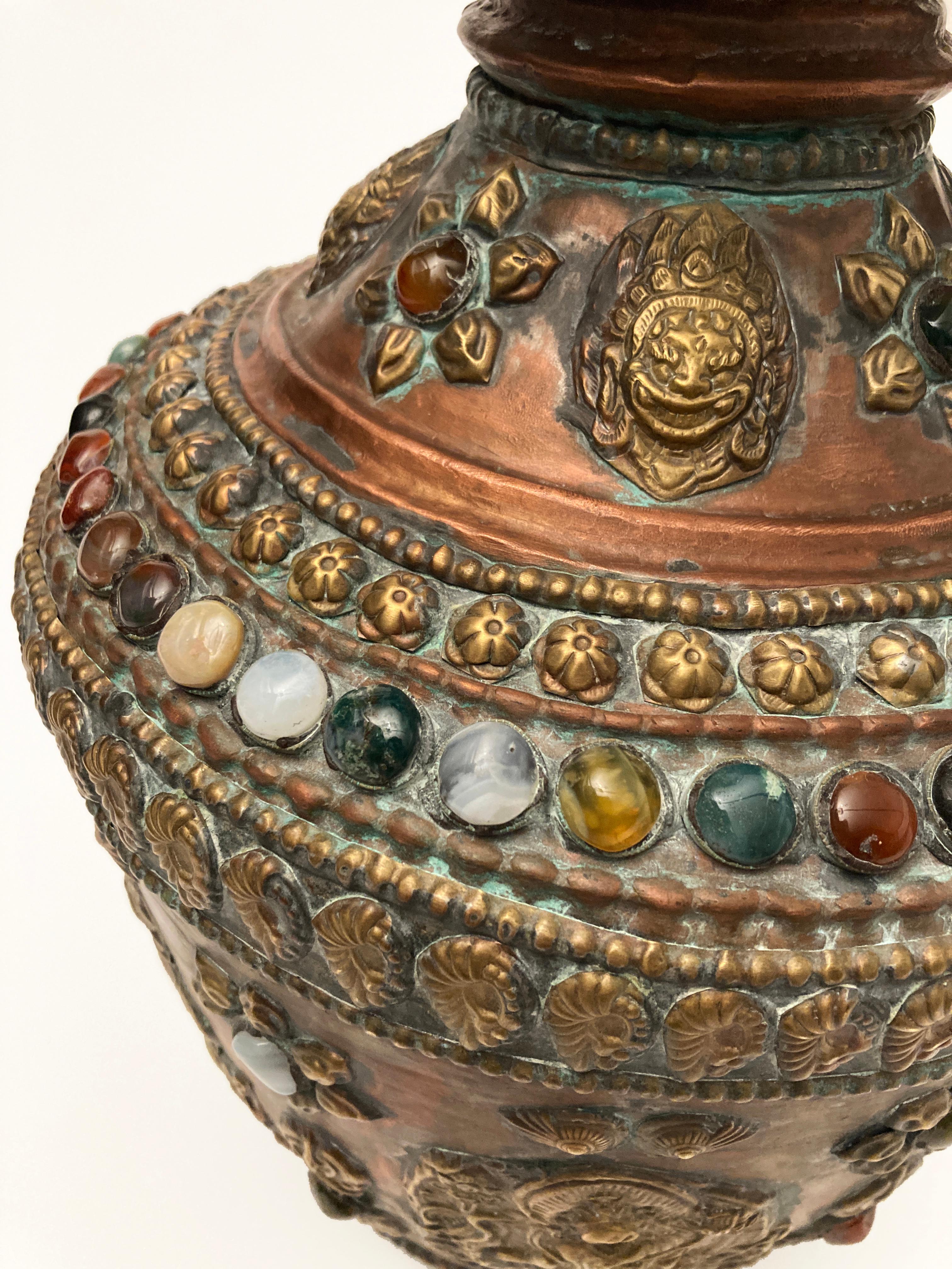 Antikes tibetisches Wassergefäß aus Kupfer, Messing und Bronze mit Edelsteinintarsien im Angebot 1