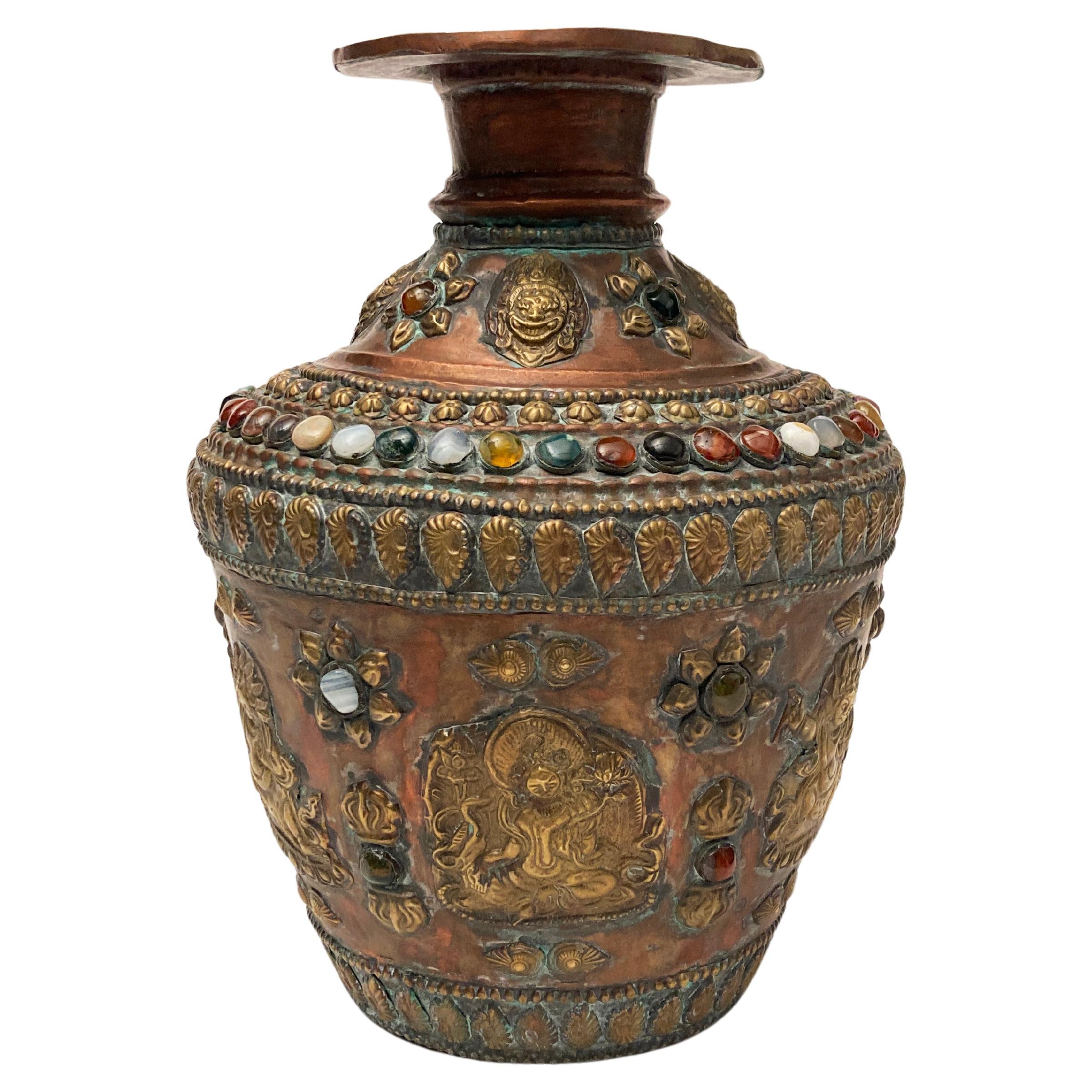 Vase tibétain ancien en cuivre, bronze et bronze, incrusté de pierres précieuses