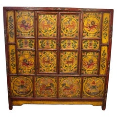 Antiker tibetisch dekorierter Schrank 