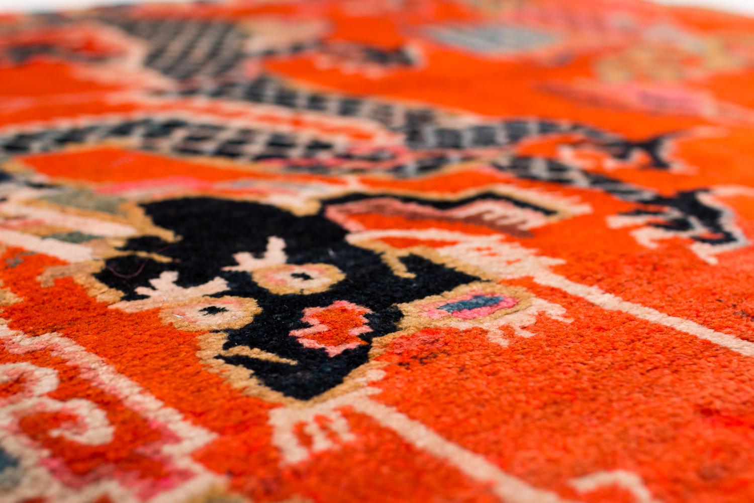 Tapis tibétain ancien en laine de Khaden fait à la main avec bordure de nuages en vente 4