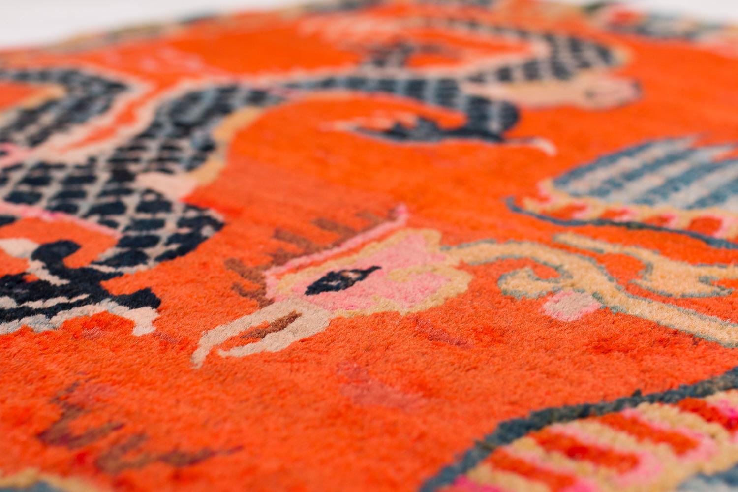 Tapis tibétain ancien en laine de Khaden fait à la main avec bordure de nuages en vente 5