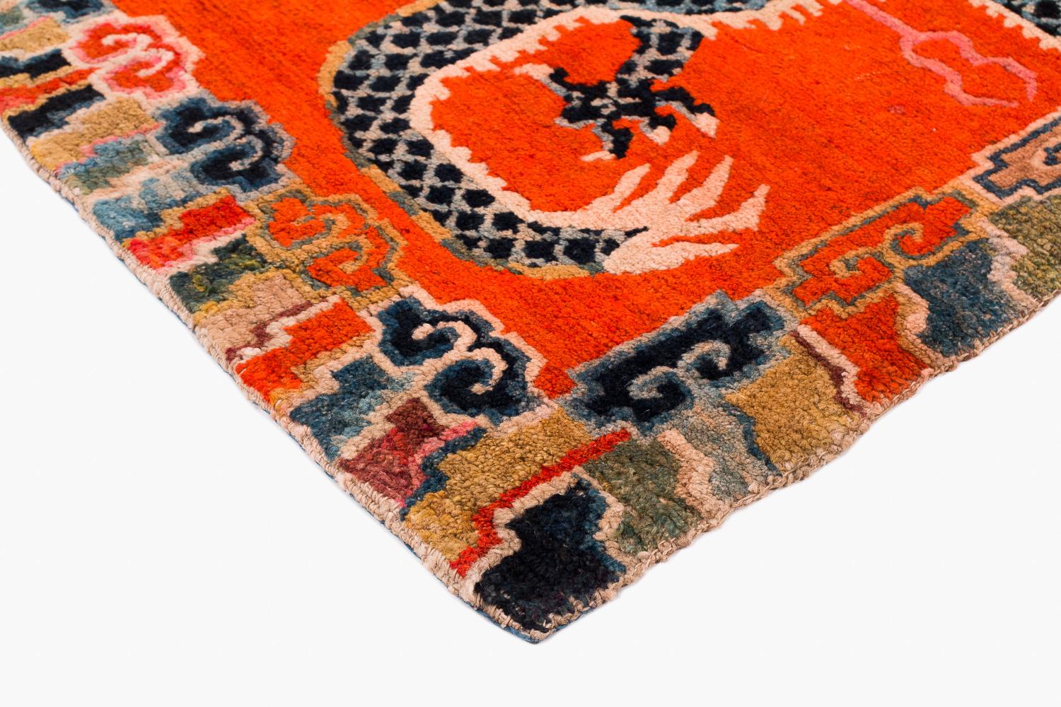 Tibétain Tapis tibétain ancien en laine de Khaden fait à la main avec bordure de nuages en vente