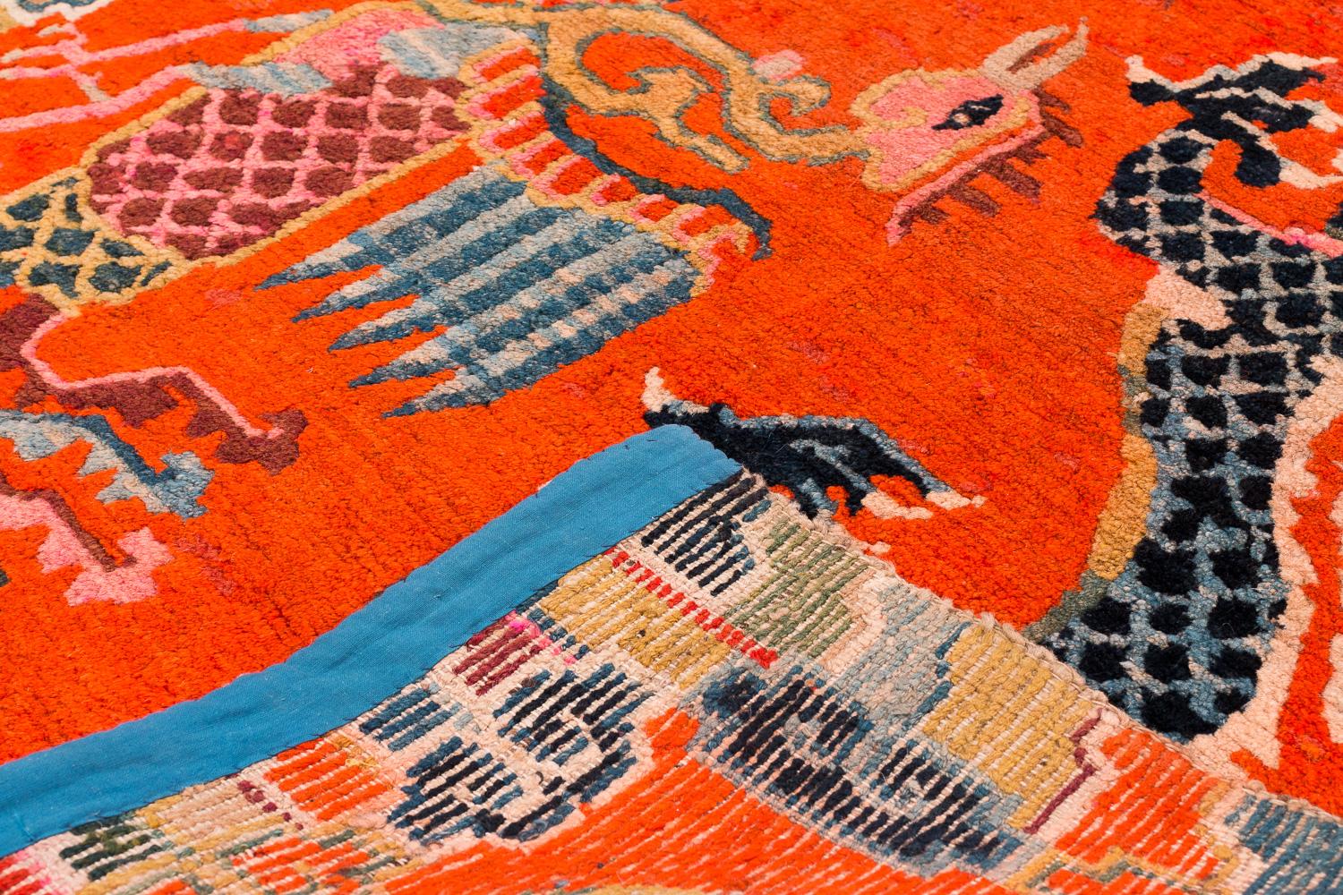 Teinture végétale Tapis tibétain ancien en laine de Khaden fait à la main avec bordure de nuages en vente