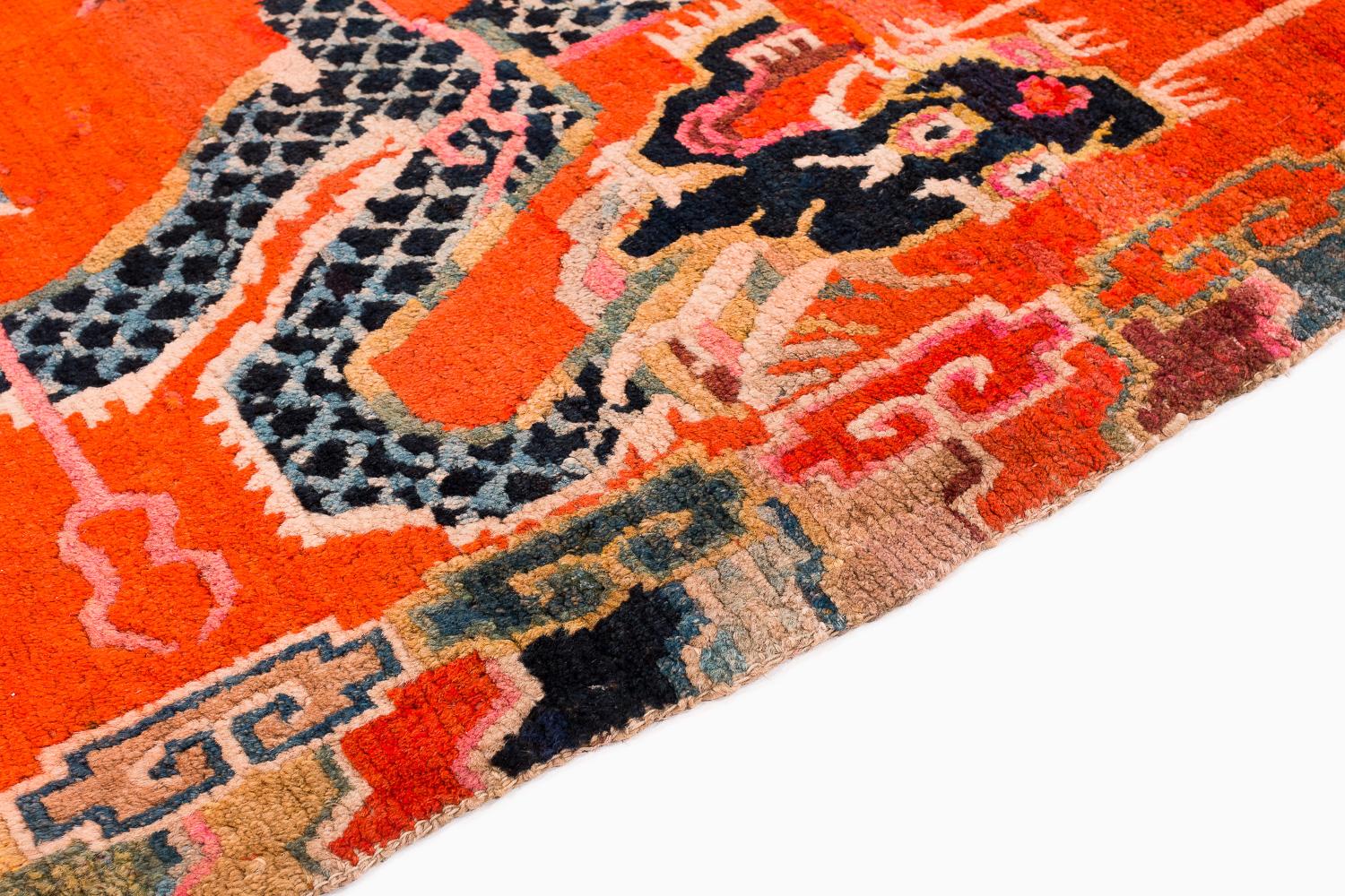 Tapis tibétain ancien en laine de Khaden fait à la main avec bordure de nuages Excellent état - En vente à New York, NY