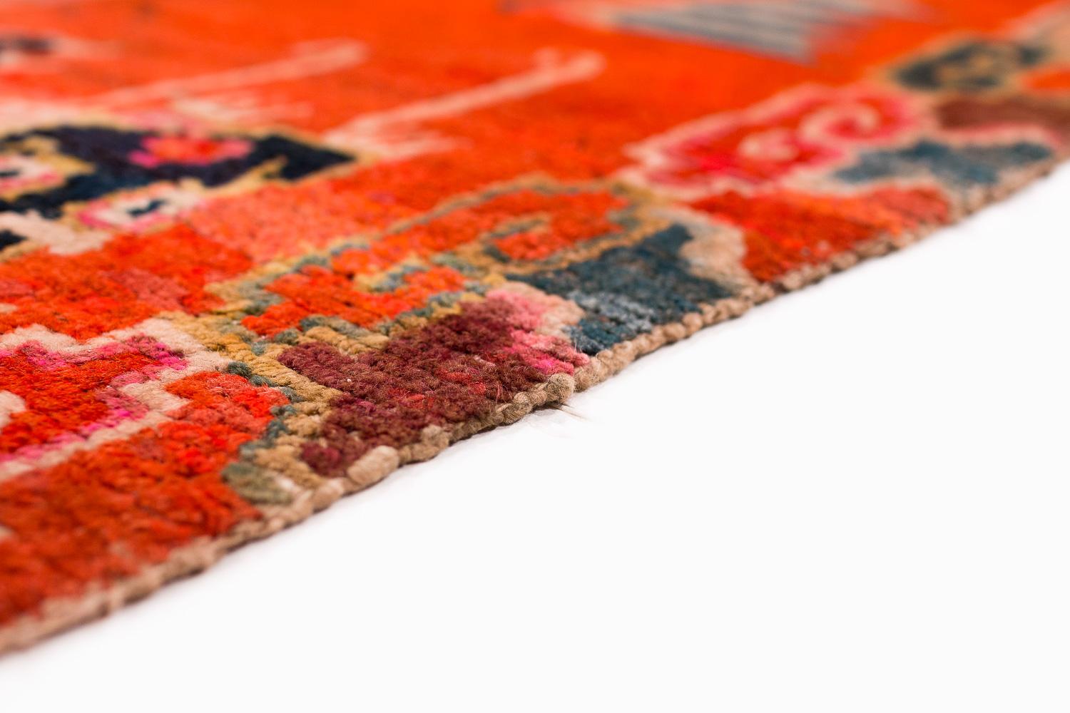 20ième siècle Tapis tibétain ancien en laine de Khaden fait à la main avec bordure de nuages en vente