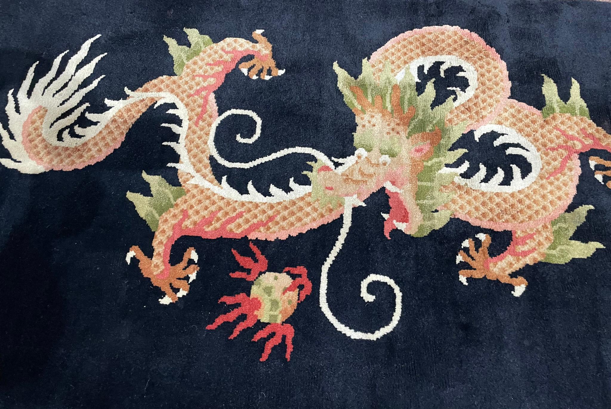 Noué à la main Tapis oriental tibétain ancien avec dragon tibétain,  EN L'ÉTAT en vente