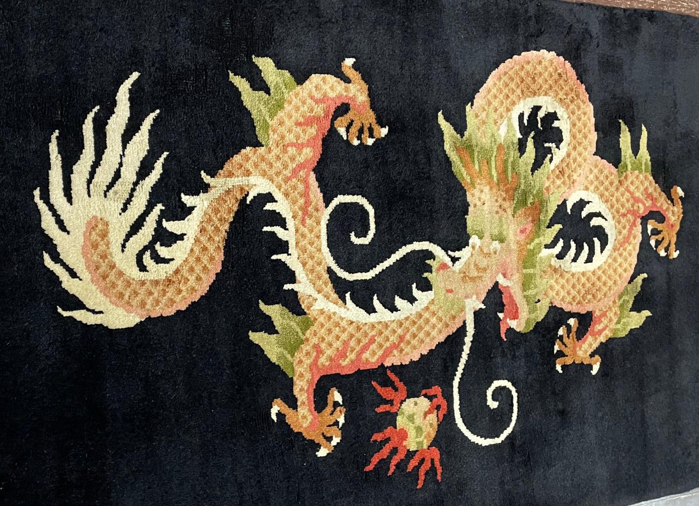 Tapis oriental tibétain ancien avec dragon tibétain,  EN L'ÉTAT État moyen - En vente à Evanston, IL