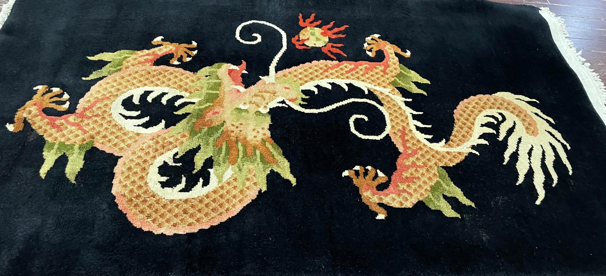 20ième siècle Tapis oriental tibétain ancien avec dragon tibétain,  EN L'ÉTAT en vente