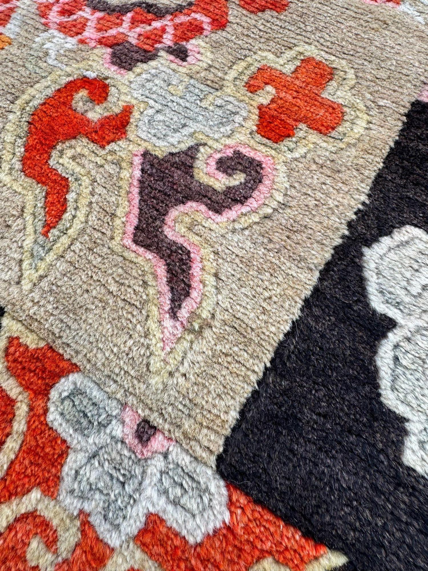 Tapis tibétain ancien de 1,73 m x 0,88 m en vente 5