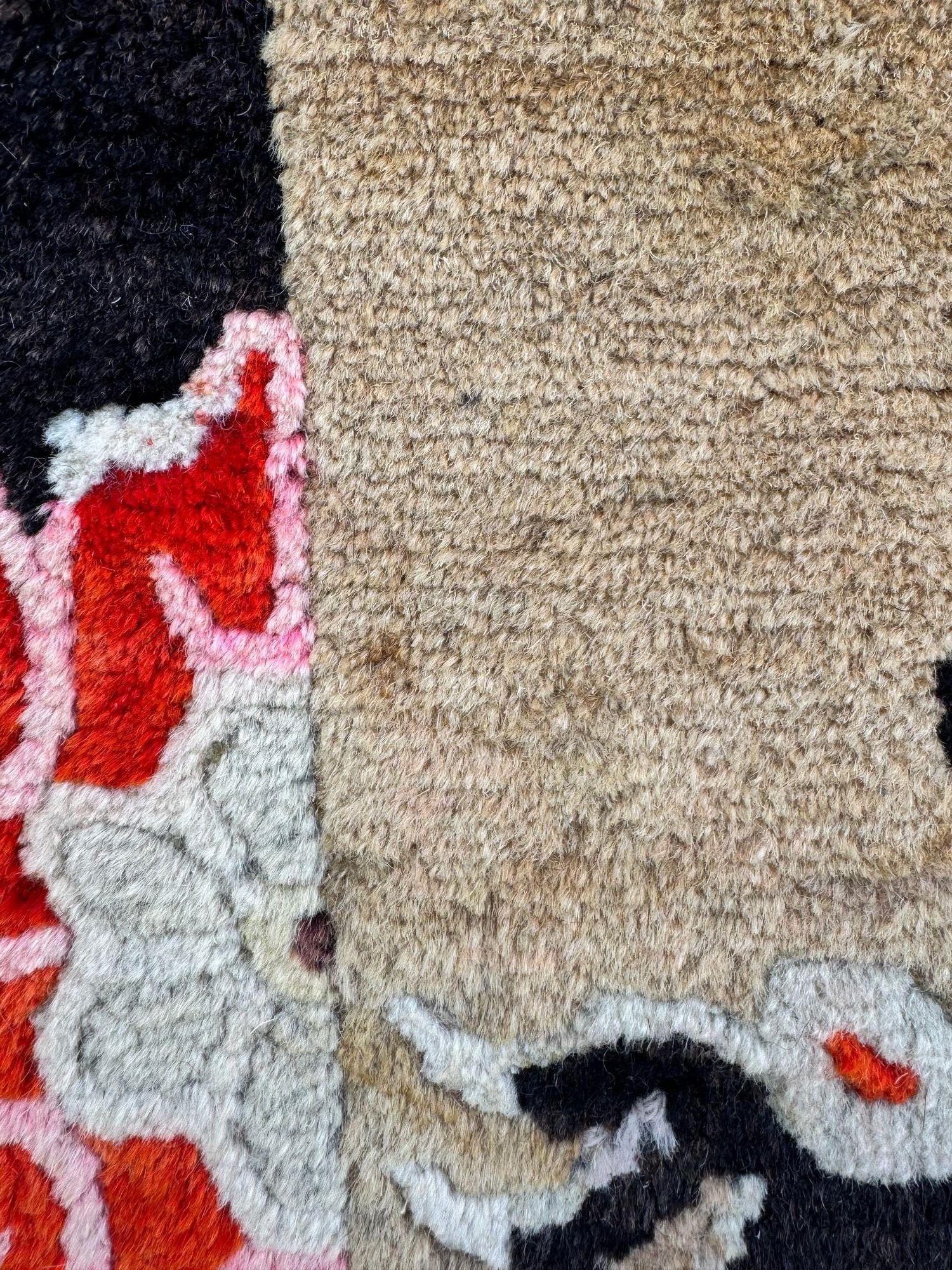 Tapis tibétain ancien de 1,73 m x 0,88 m en vente 13