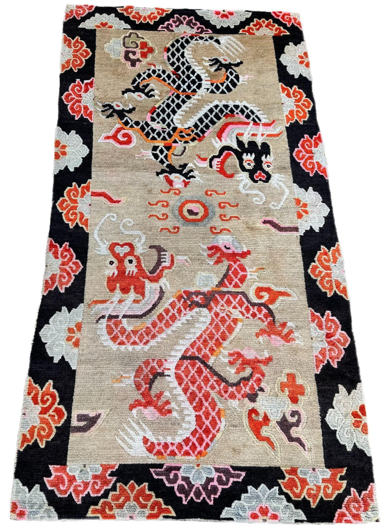 Magnifique tapis tibétain ancien, tissé à la main vers 1900, avec un motif de deux dragons poursuivant une perle flamboyante sur un fond beige clair. La laine est de très bonne qualité et les couleurs secondaires sont superbes.
Taille : 1.73m x