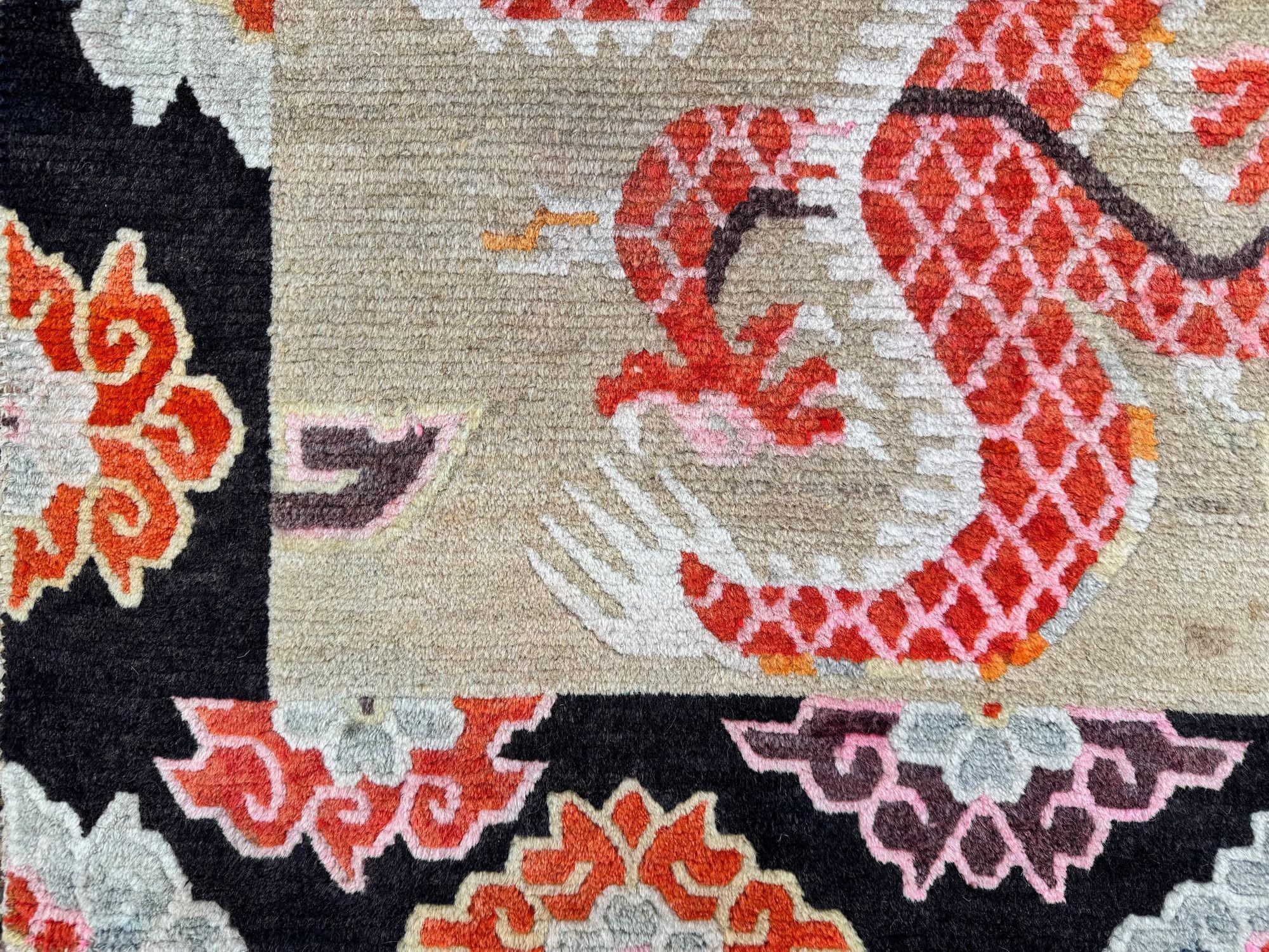 Tapis tibétain ancien de 1,73 m x 0,88 m en vente 2
