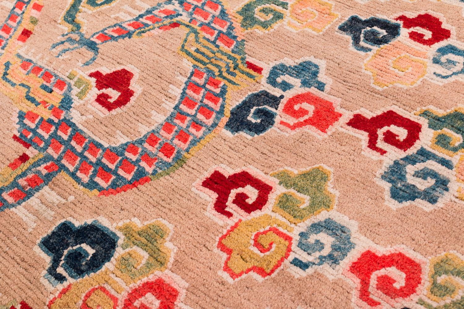 Alfombra Tibetana Antigua Dragones y Nubes Tan Khaden Alfombra Pequeña de Lana en venta 3