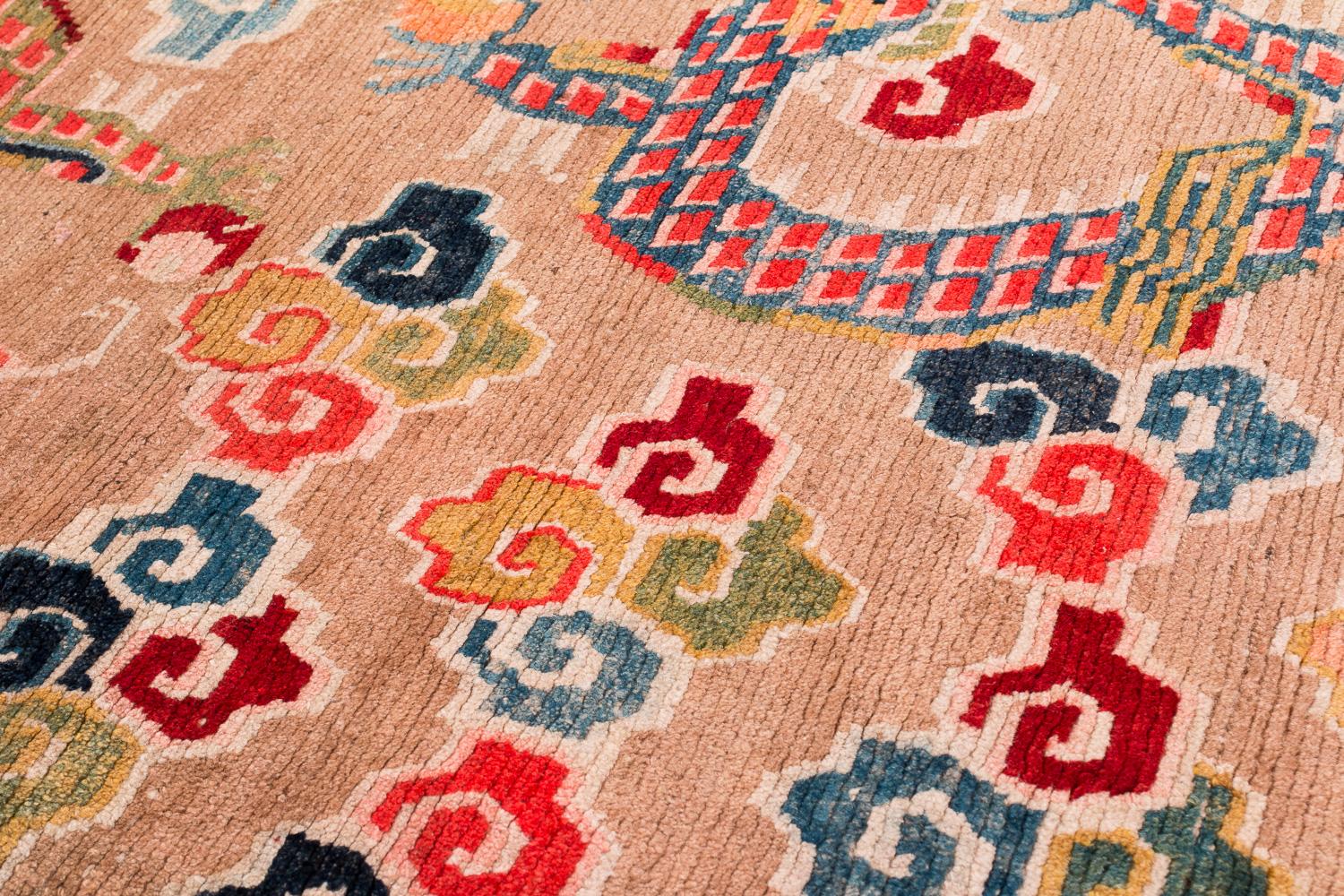 Alfombra Tibetana Antigua Dragones y Nubes Tan Khaden Alfombra Pequeña de Lana en venta 4