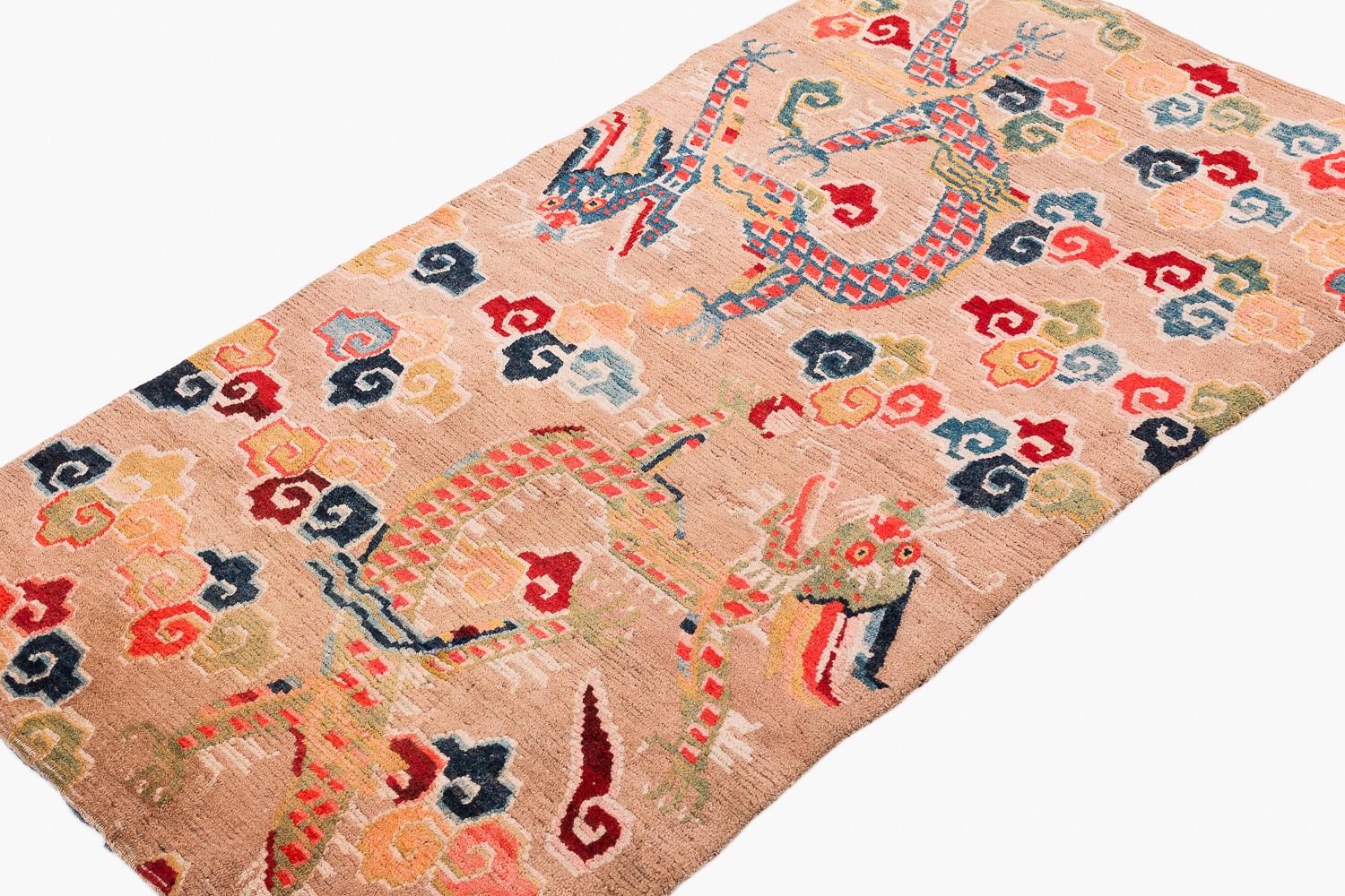 Alfombra Tibetana Antigua Dragones y Nubes Tan Khaden Alfombra Pequeña de Lana siglo XIX en venta