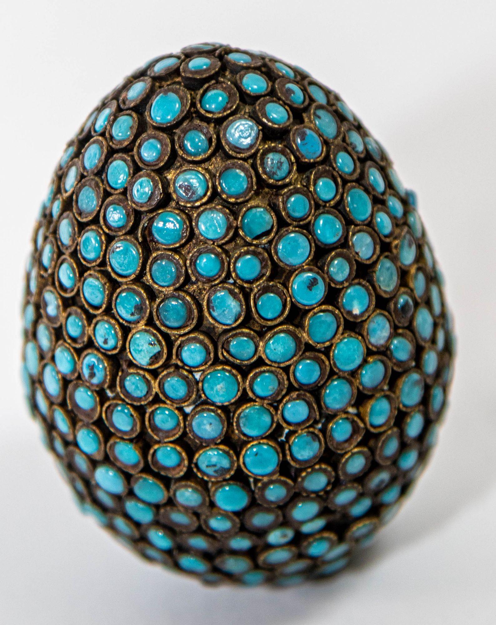Antike tibetische Eierschachtel in Eiform mit türkisblauer Steinintarsien im Angebot 5